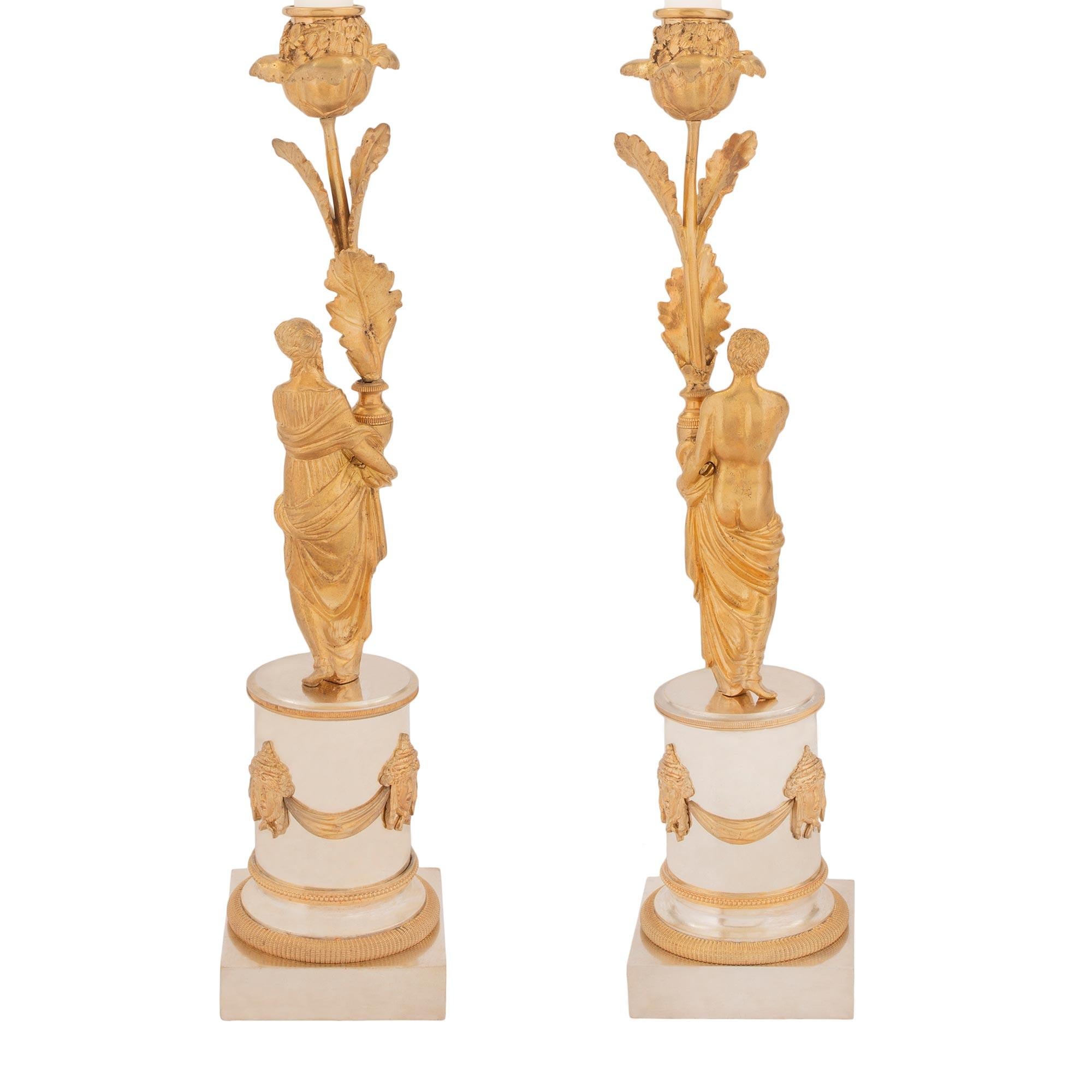 Argentato Coppia di candelabri in bronzo argentato e ormolu in stile Luigi XVI del XIX secolo in vendita