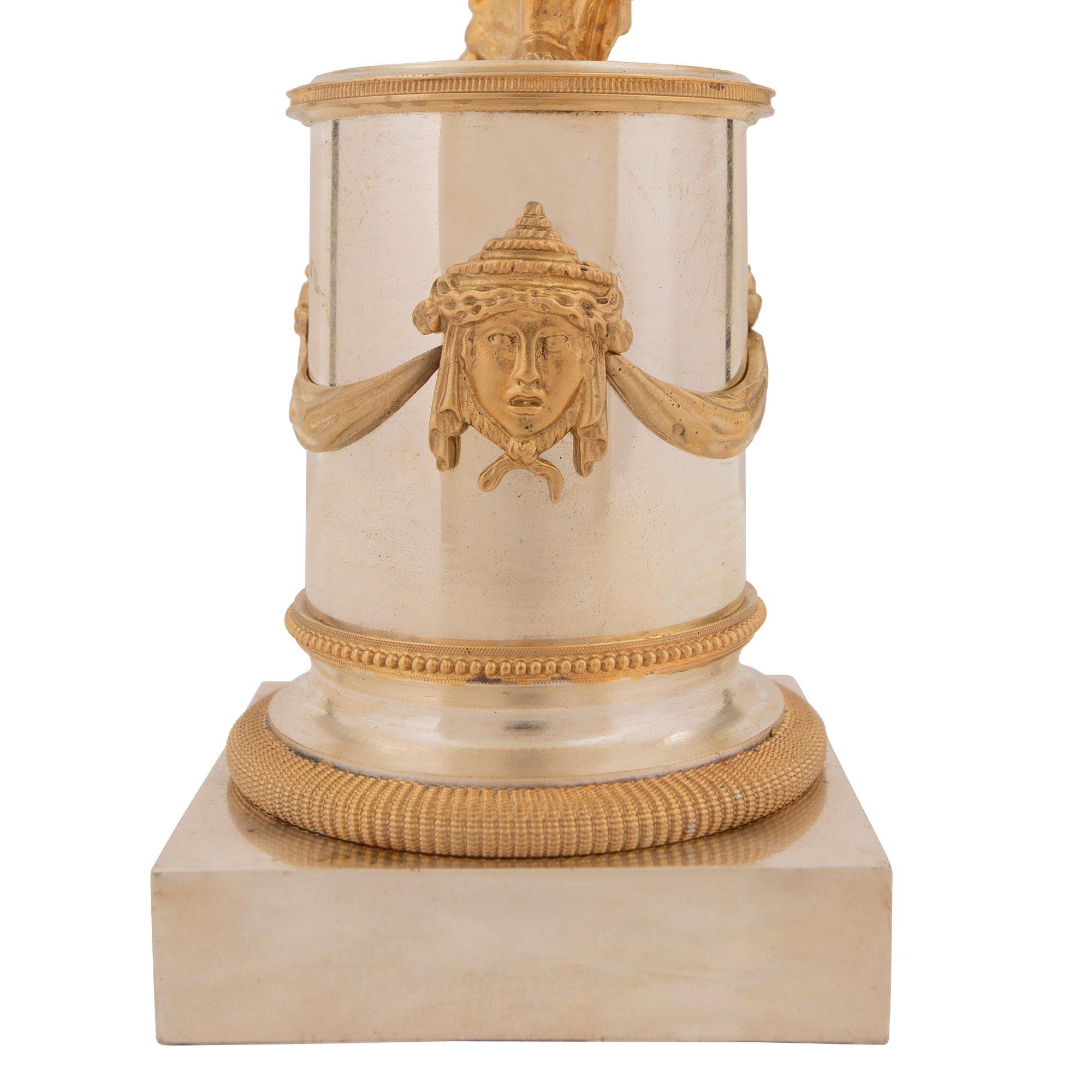 Paar Kerzenständer aus versilberter Bronze und Goldbronze im Louis-XVI-Stil des 19. Jahrhunderts im Angebot 1