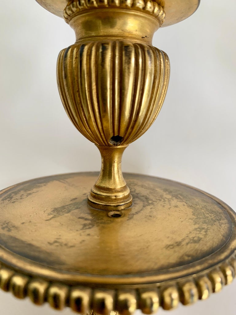 Applique en laiton à deux bras de lumières, style Louis XVI, H. 41cm