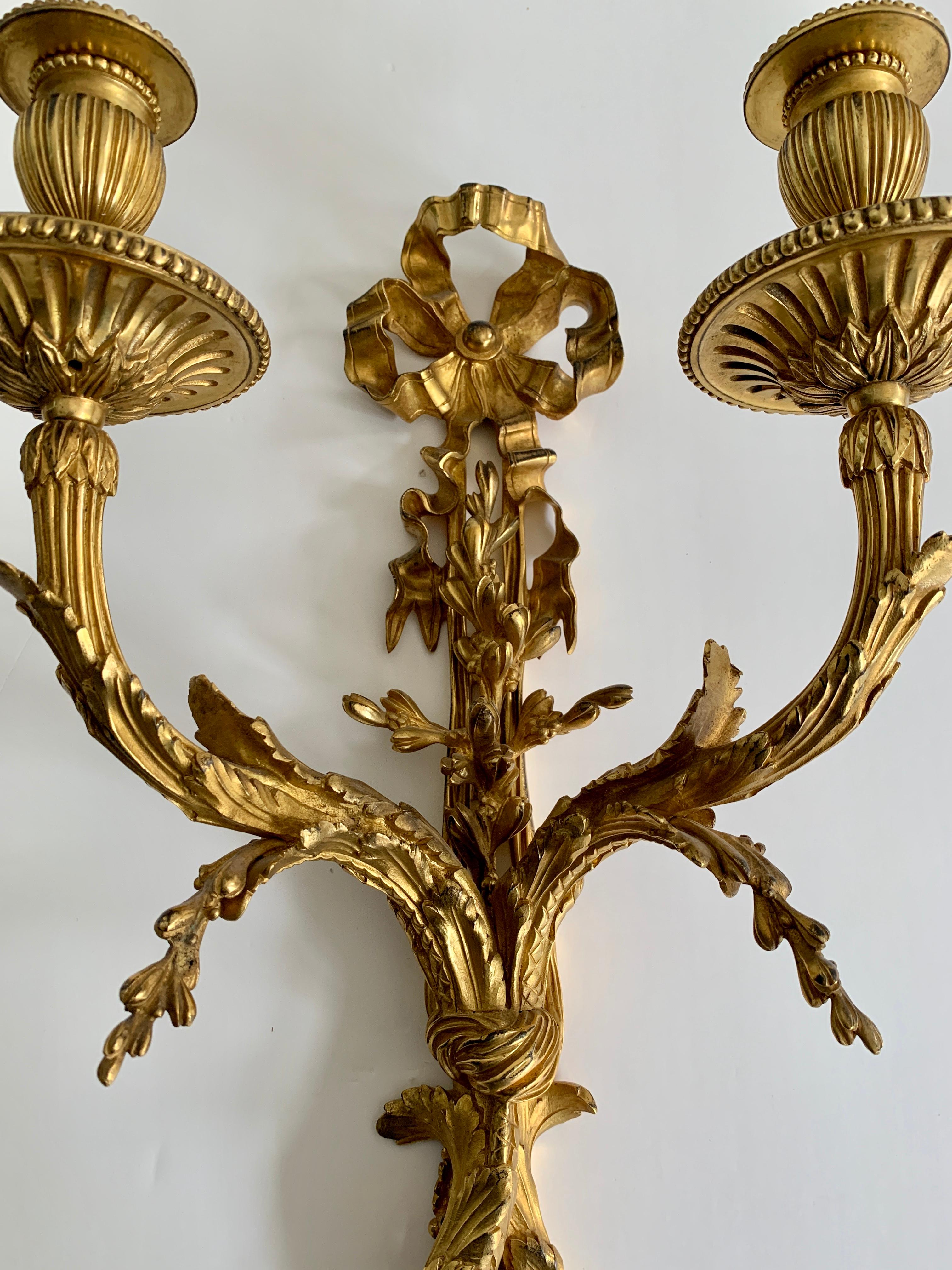 Coppia di sconsigliere da parete a due bracci in stile Luigi XVI del XIX secolo, ornate di ormolatura in vendita 6
