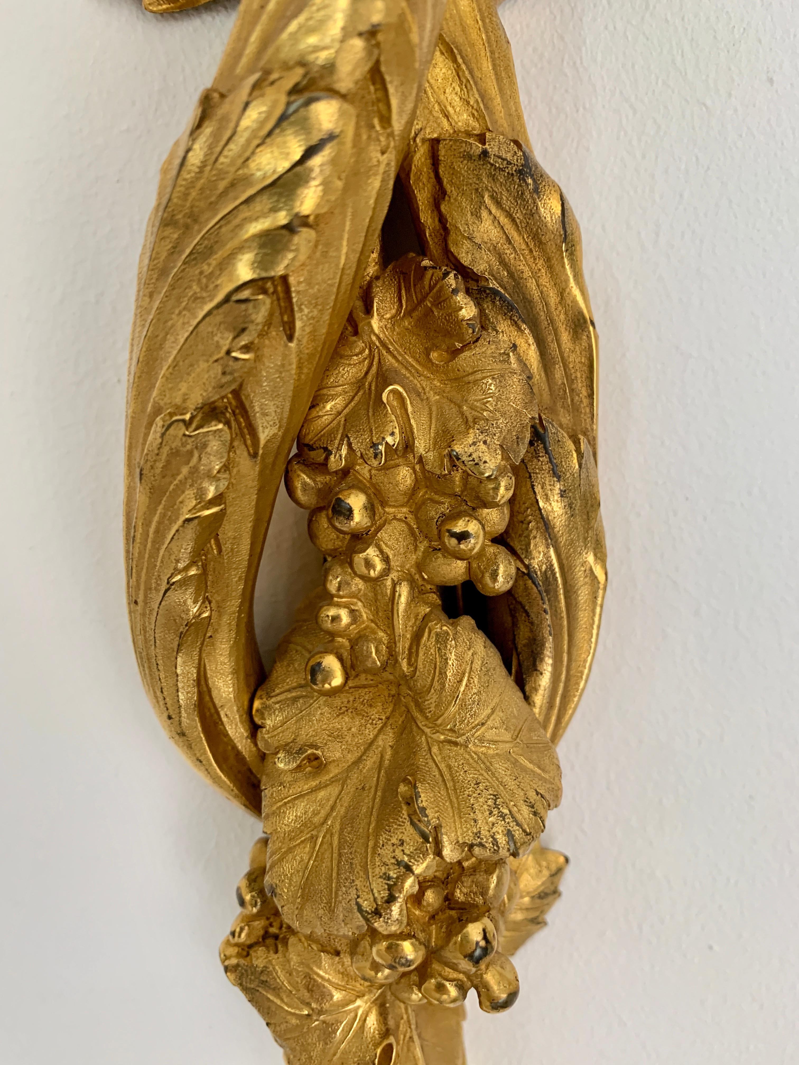Francese Coppia di sconsigliere da parete a due bracci in stile Luigi XVI del XIX secolo, ornate di ormolatura in vendita