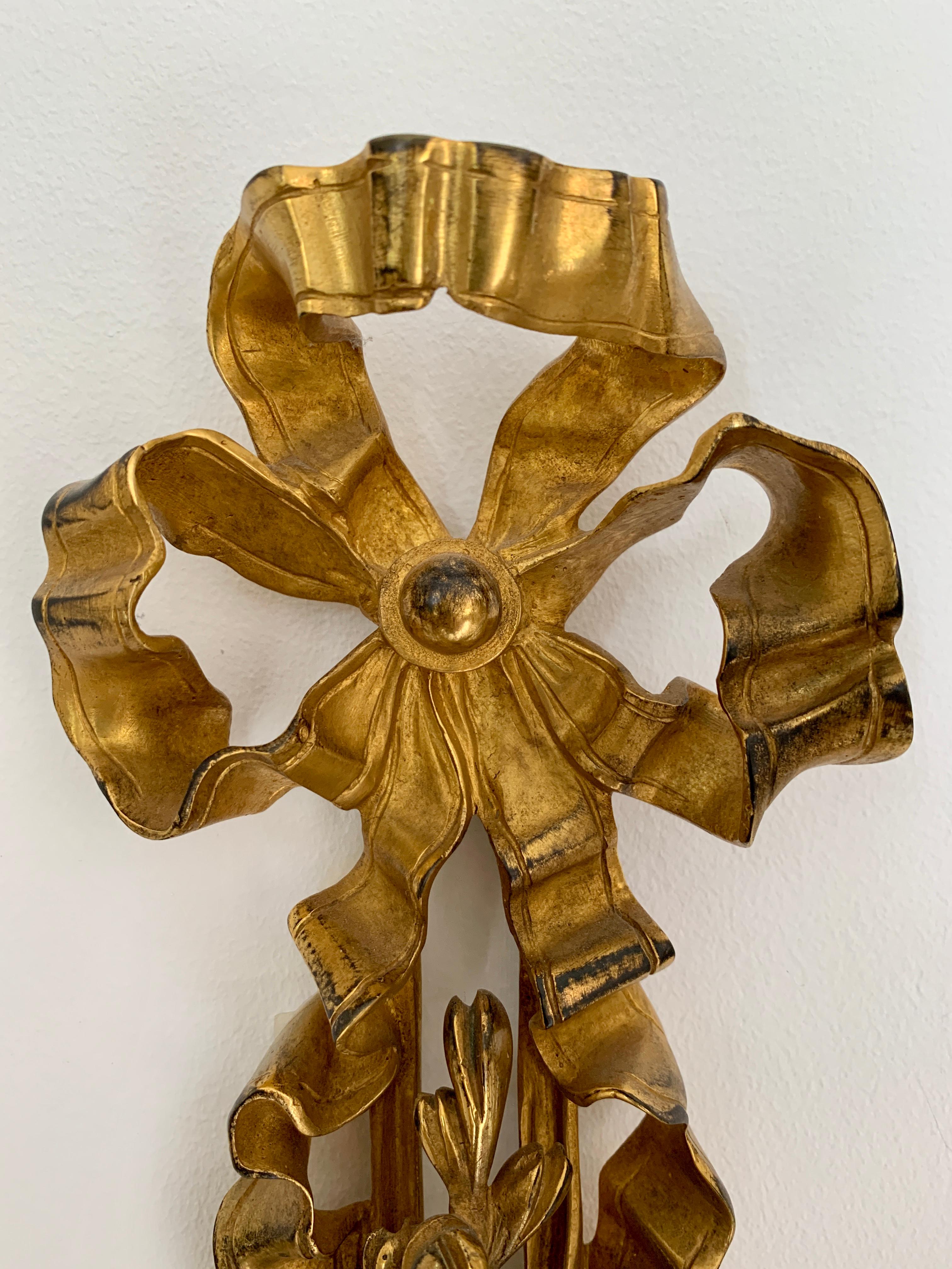 Dorato Coppia di sconsigliere da parete a due bracci in stile Luigi XVI del XIX secolo, ornate di ormolatura in vendita