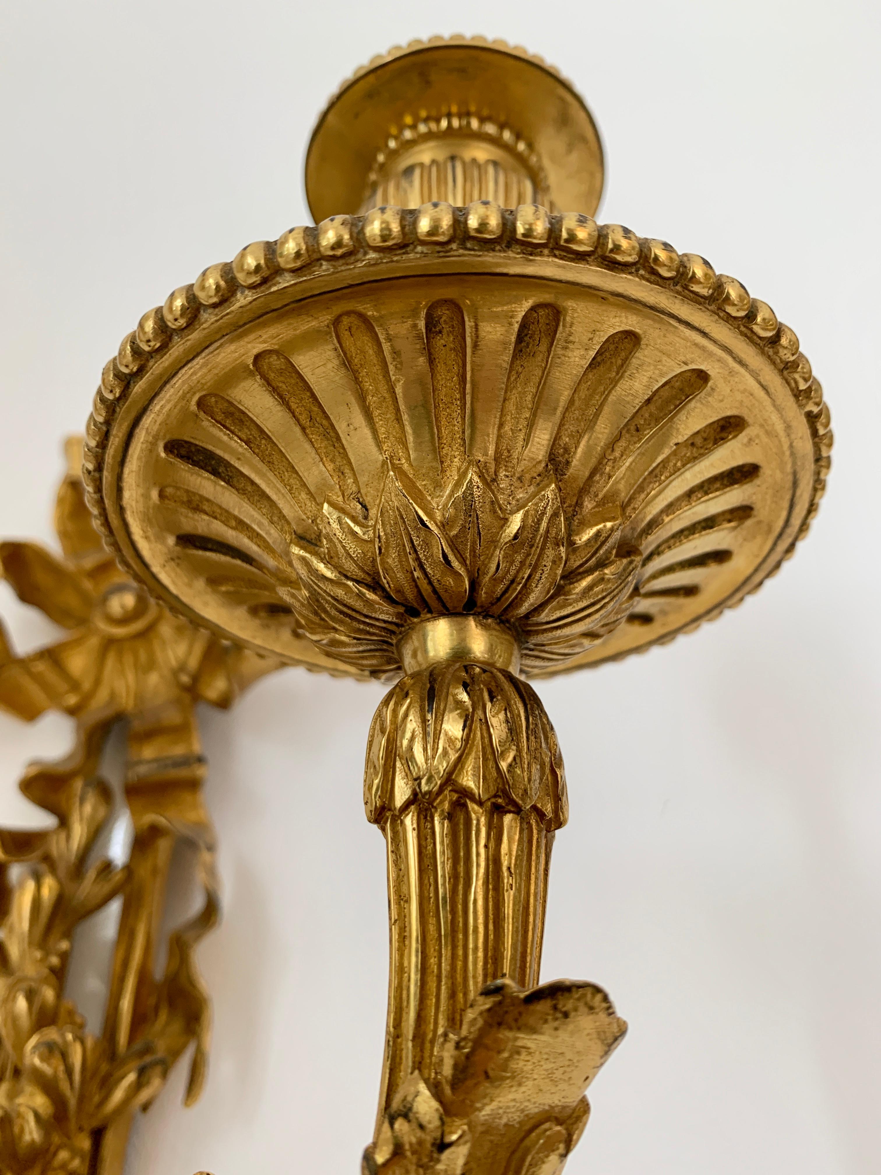 Bronzo Coppia di sconsigliere da parete a due bracci in stile Luigi XVI del XIX secolo, ornate di ormolatura in vendita