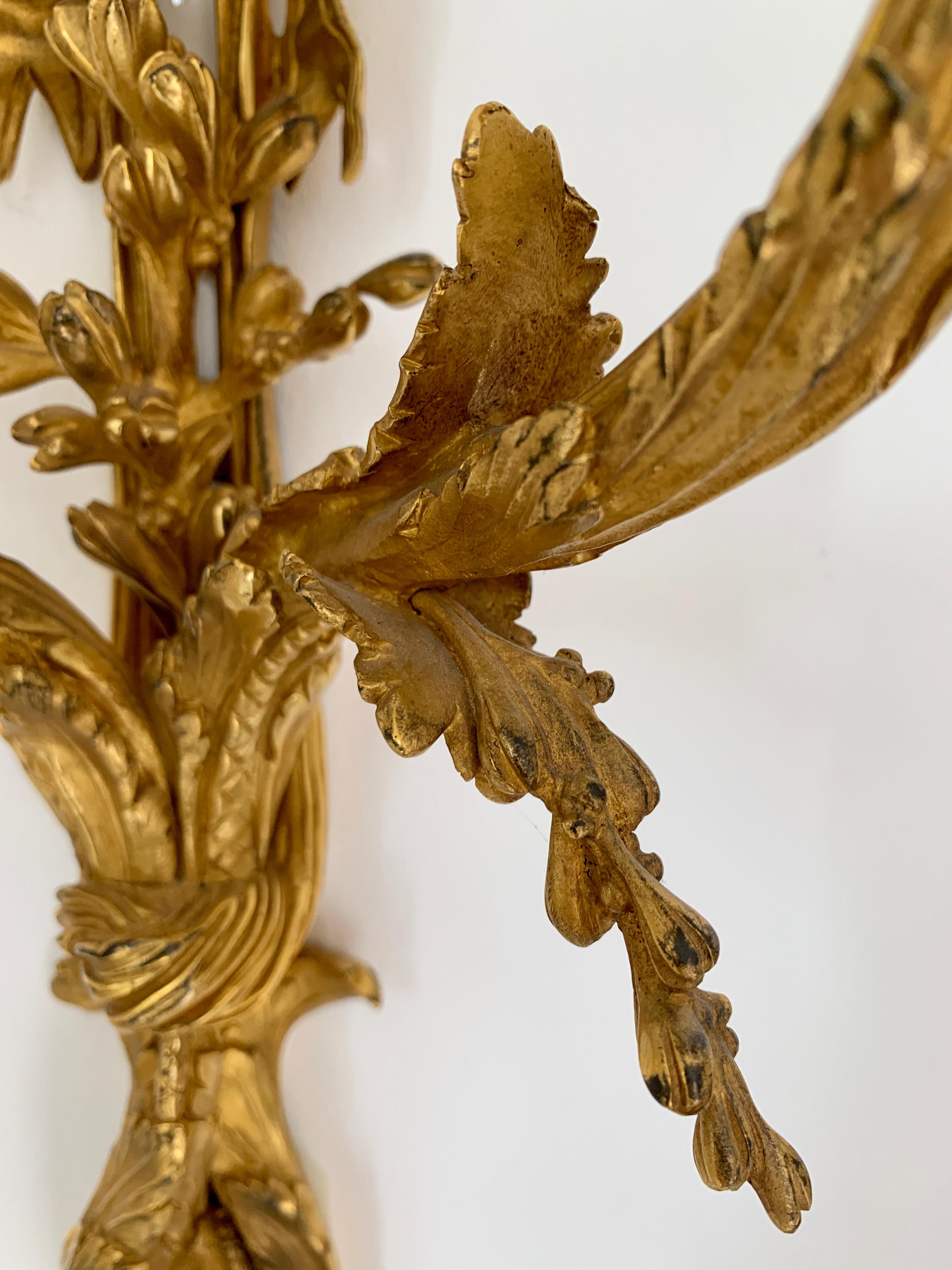 Coppia di sconsigliere da parete a due bracci in stile Luigi XVI del XIX secolo, ornate di ormolatura in vendita 1