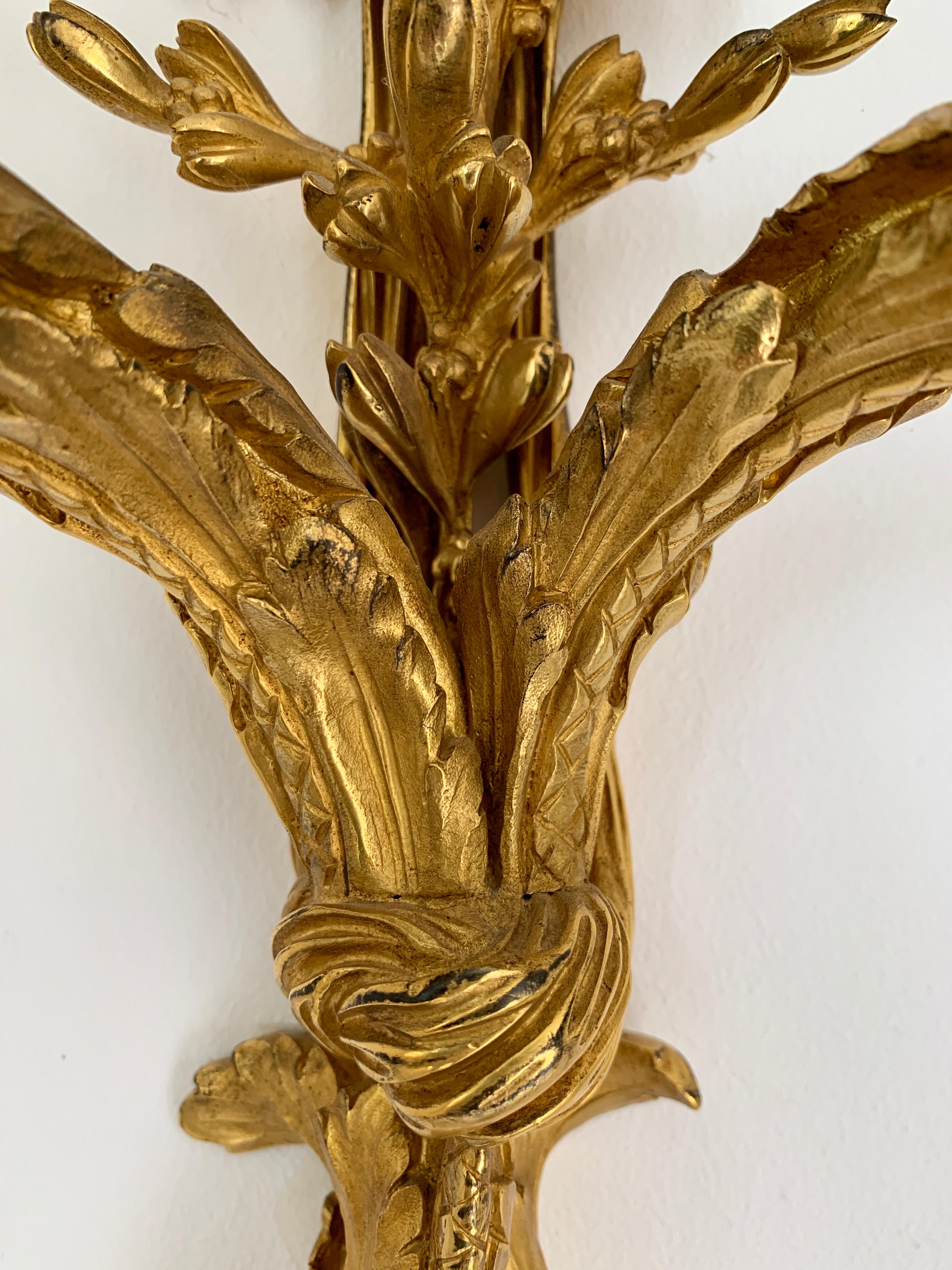Coppia di sconsigliere da parete a due bracci in stile Luigi XVI del XIX secolo, ornate di ormolatura in vendita 2