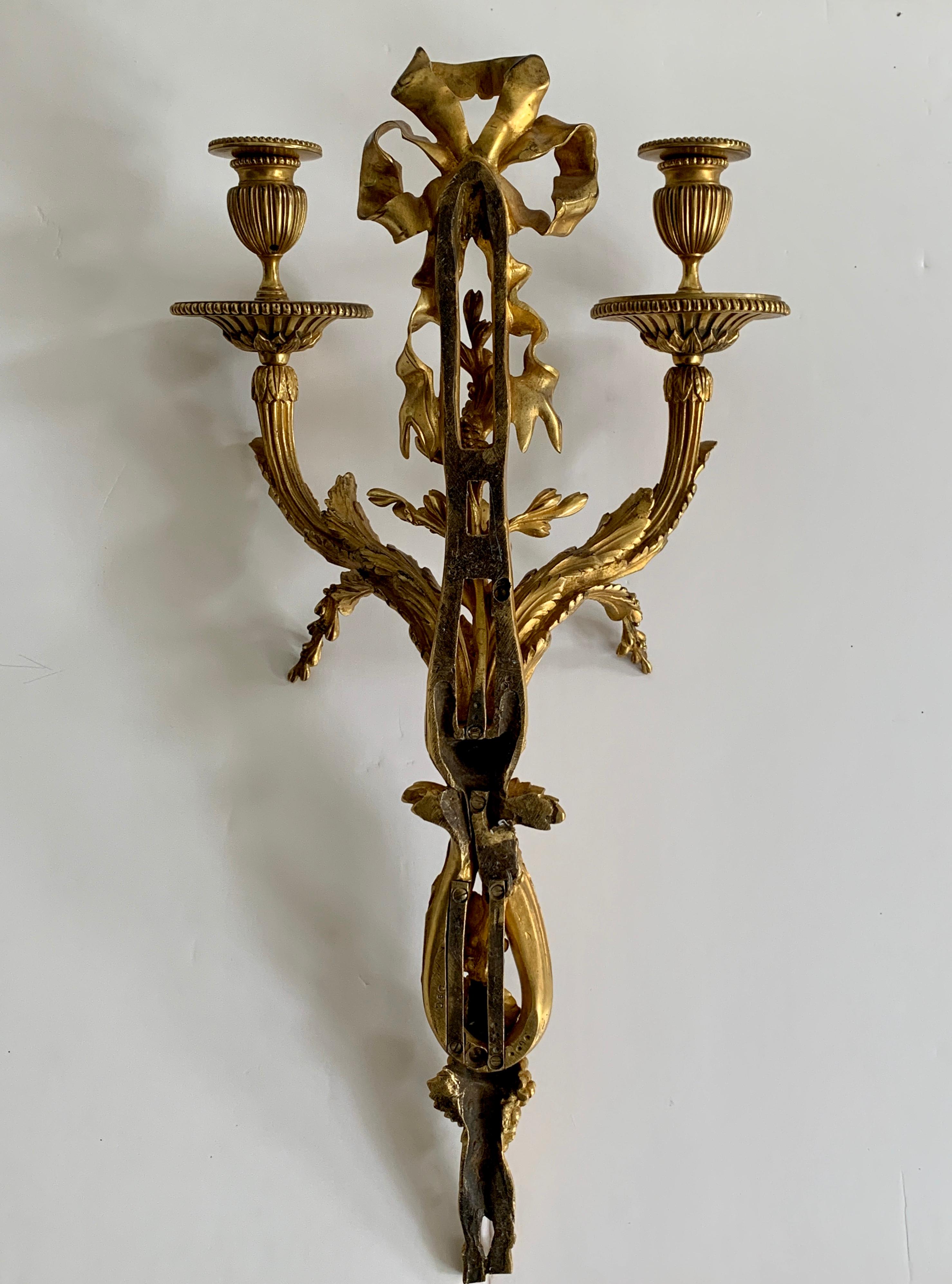 Coppia di sconsigliere da parete a due bracci in stile Luigi XVI del XIX secolo, ornate di ormolatura in vendita 3