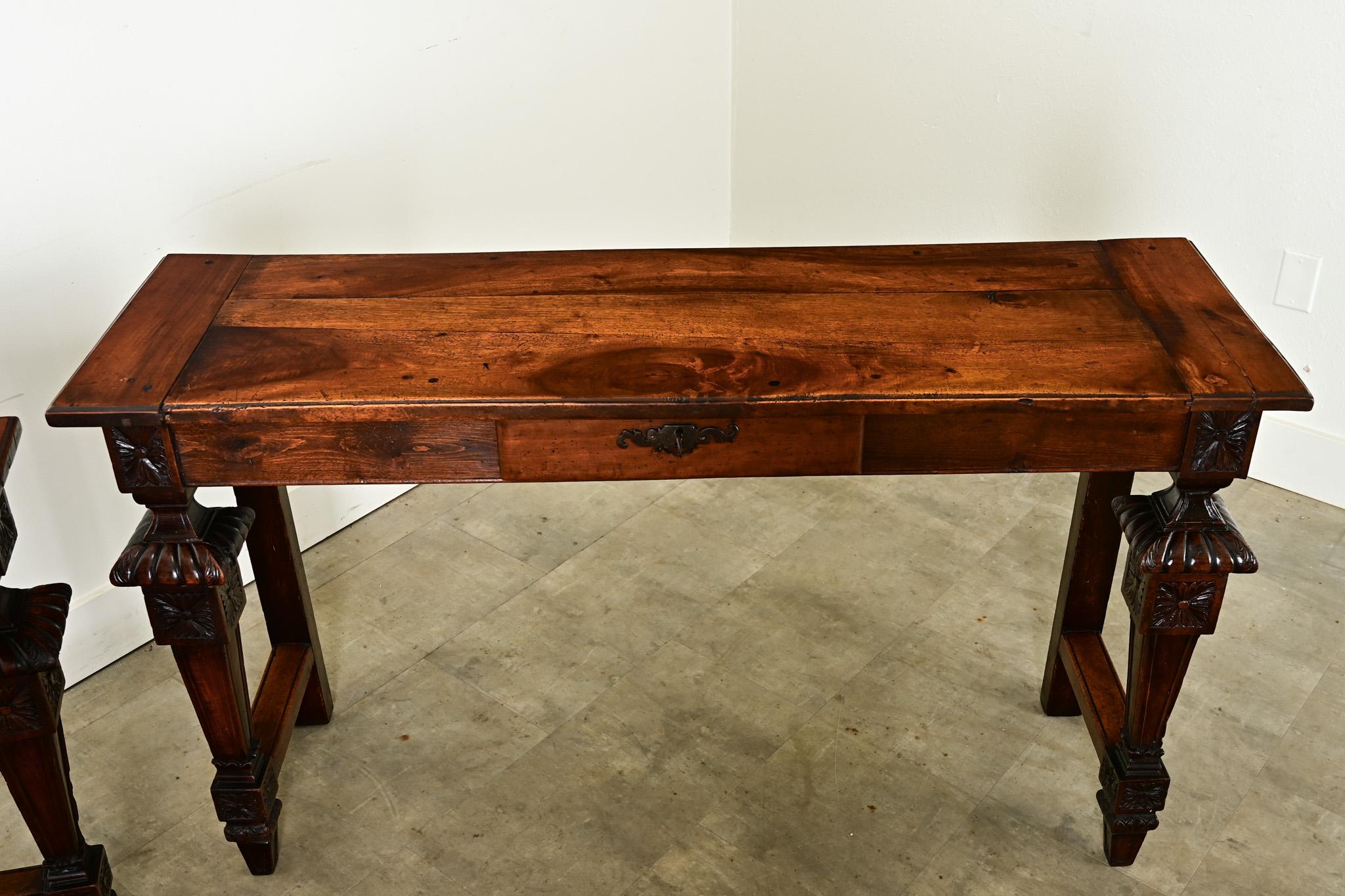 Ein Paar Louis-XVI-Konsolen aus Nussbaumholz aus dem 19. im Angebot 2