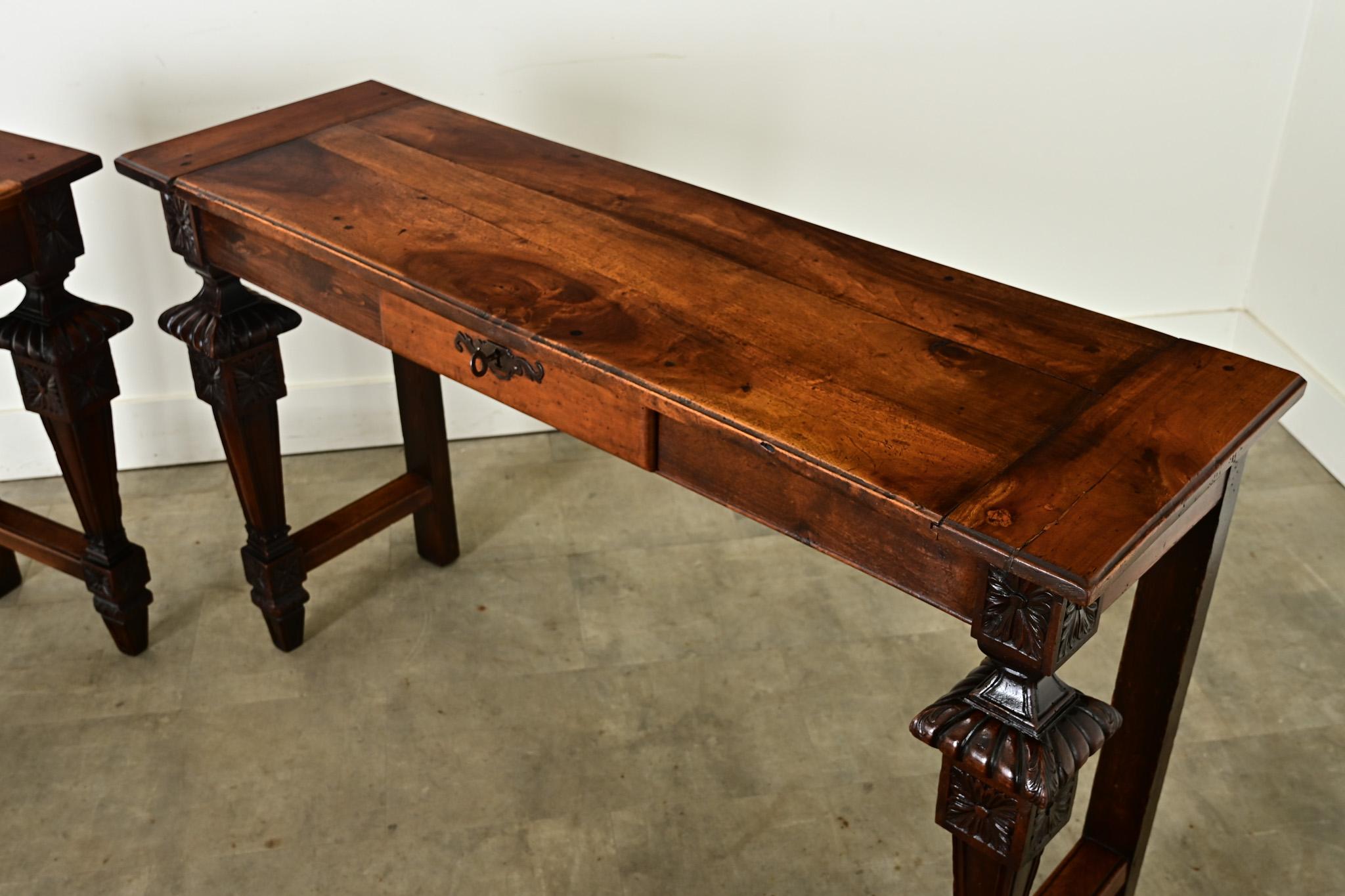 Ein Paar Louis-XVI-Konsolen aus Nussbaumholz aus dem 19. im Angebot 4
