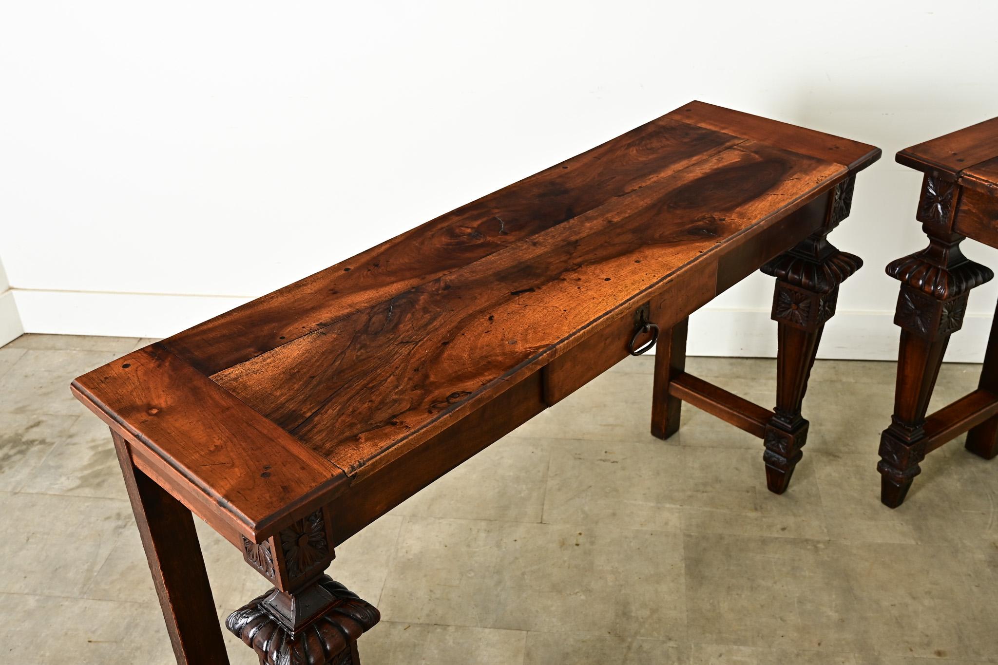 Ein Paar Louis-XVI-Konsolen aus Nussbaumholz aus dem 19. im Angebot 5