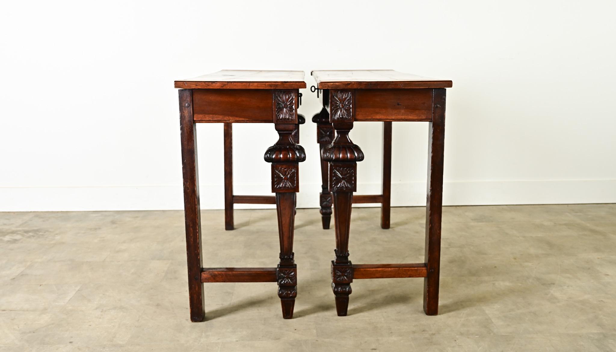 Ein Paar Louis-XVI-Konsolen aus Nussbaumholz aus dem 19. im Angebot 6