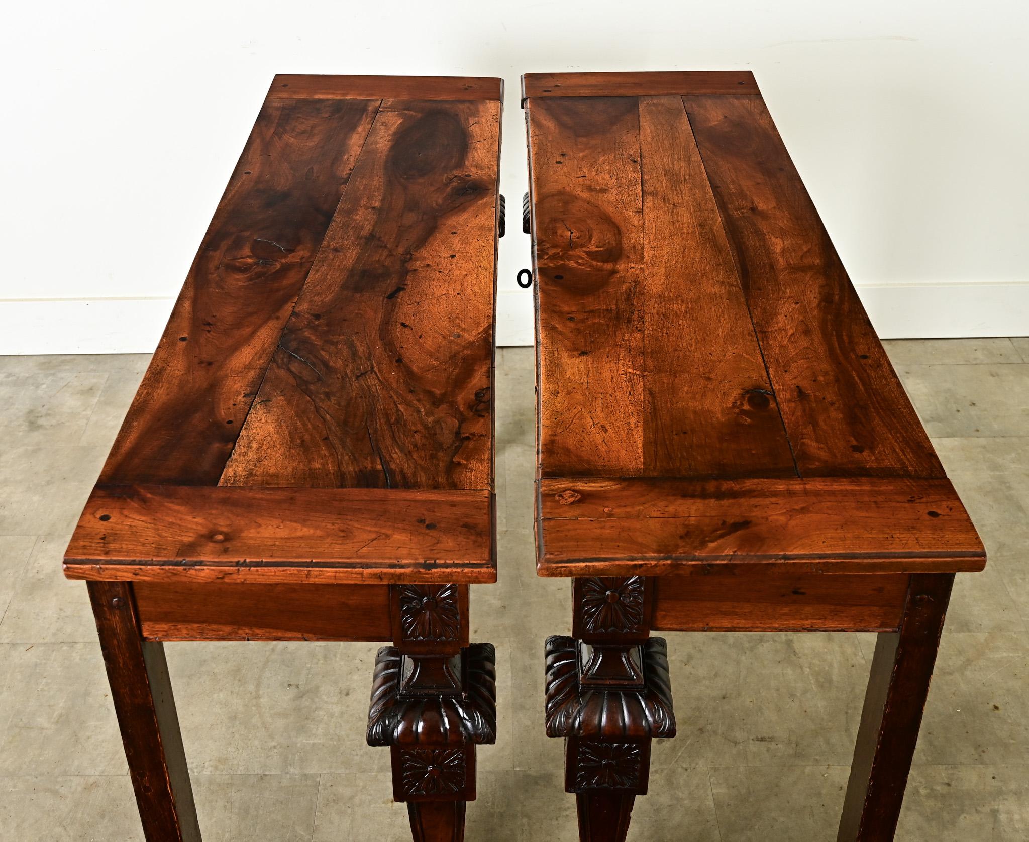 Ein Paar Louis-XVI-Konsolen aus Nussbaumholz aus dem 19. im Angebot 7