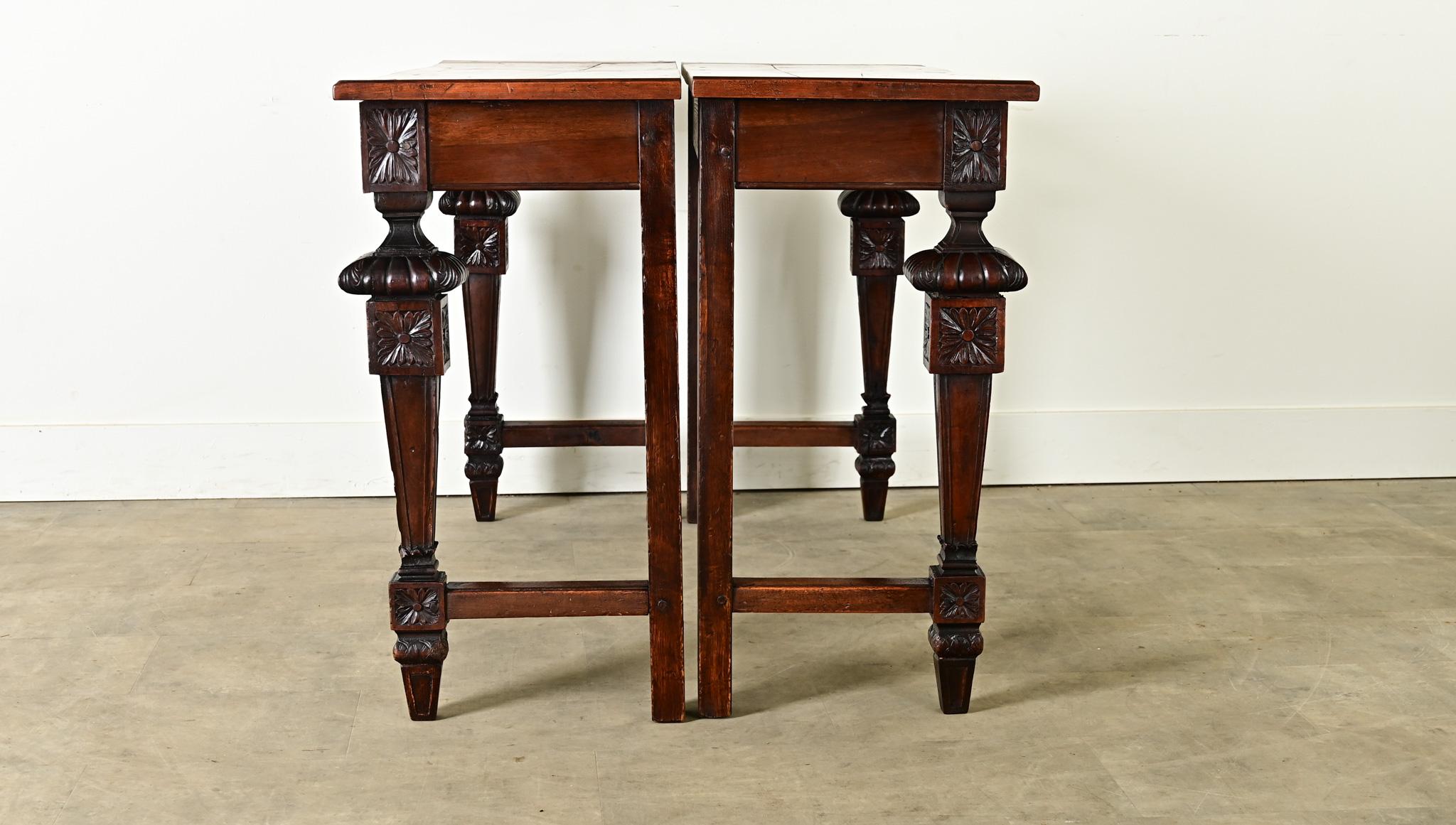 Ein Paar Louis-XVI-Konsolen aus Nussbaumholz aus dem 19. im Angebot 8