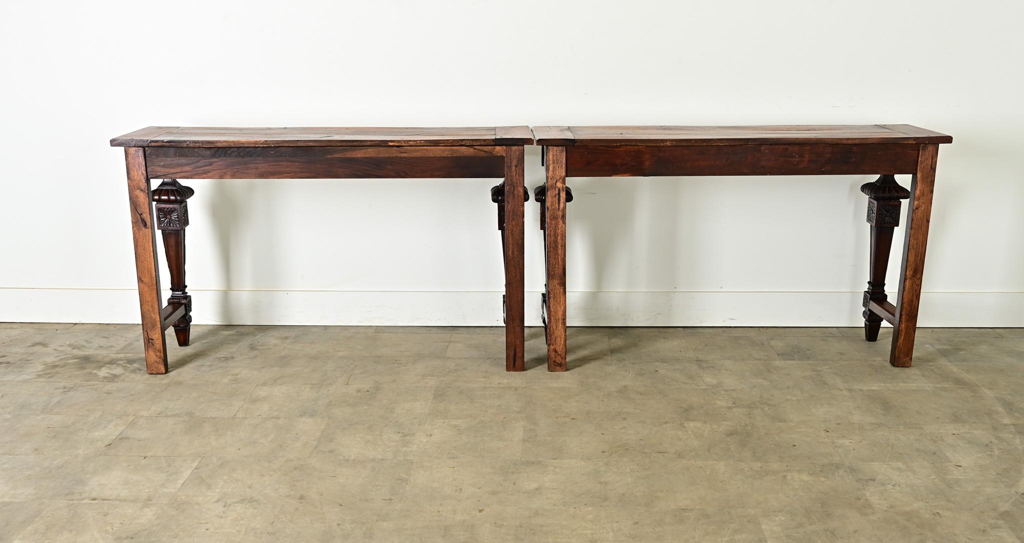 Ein Paar Louis-XVI-Konsolen aus Nussbaumholz aus dem 19. im Angebot 9