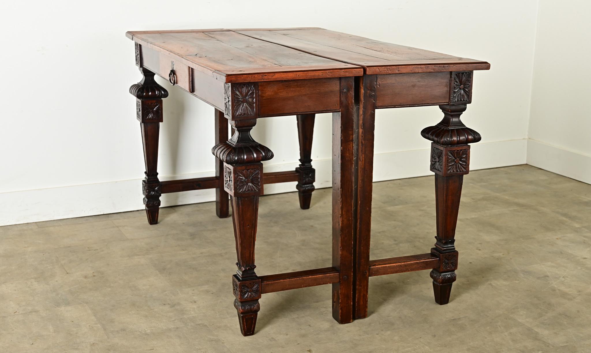 Ein Paar Louis-XVI-Konsolen aus Nussbaumholz aus dem 19. im Angebot 10