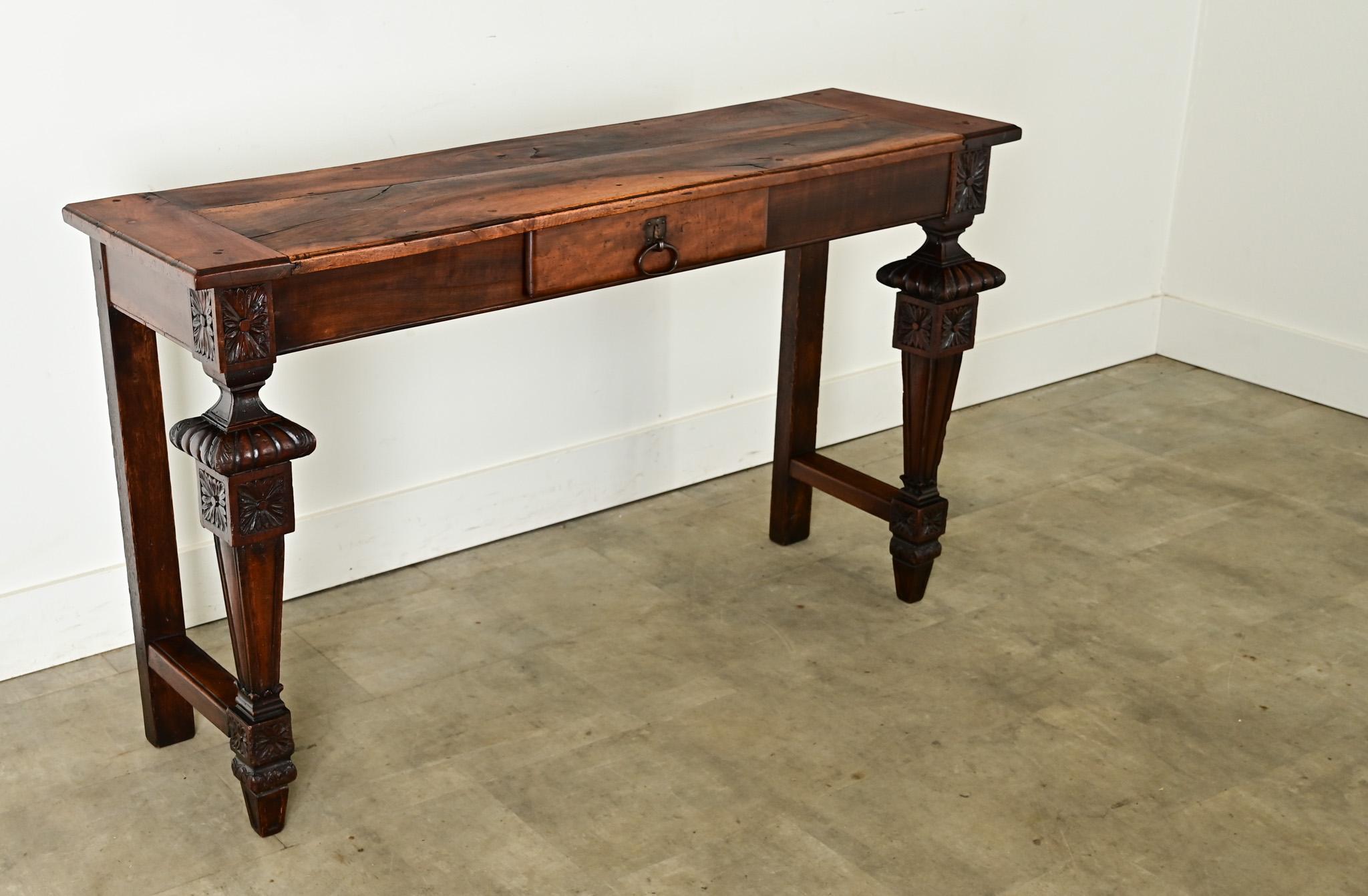 Ein Paar Louis-XVI-Konsolen aus Nussbaumholz aus dem 19. (Louis XVI.) im Angebot