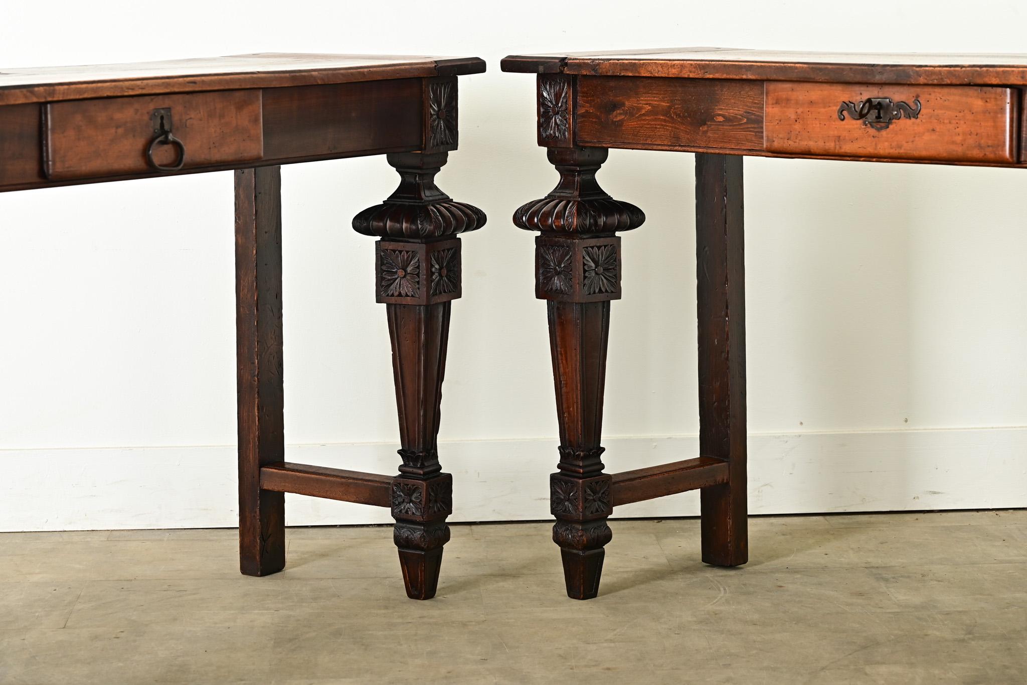 Ein Paar Louis-XVI-Konsolen aus Nussbaumholz aus dem 19. im Zustand „Gut“ im Angebot in Baton Rouge, LA