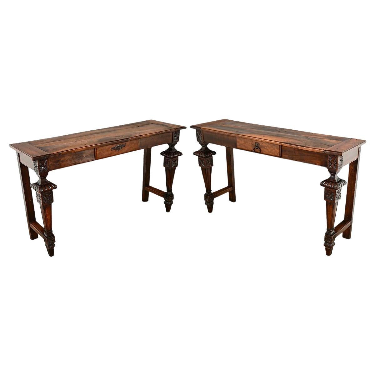 Ein Paar Louis-XVI-Konsolen aus Nussbaumholz aus dem 19. im Angebot