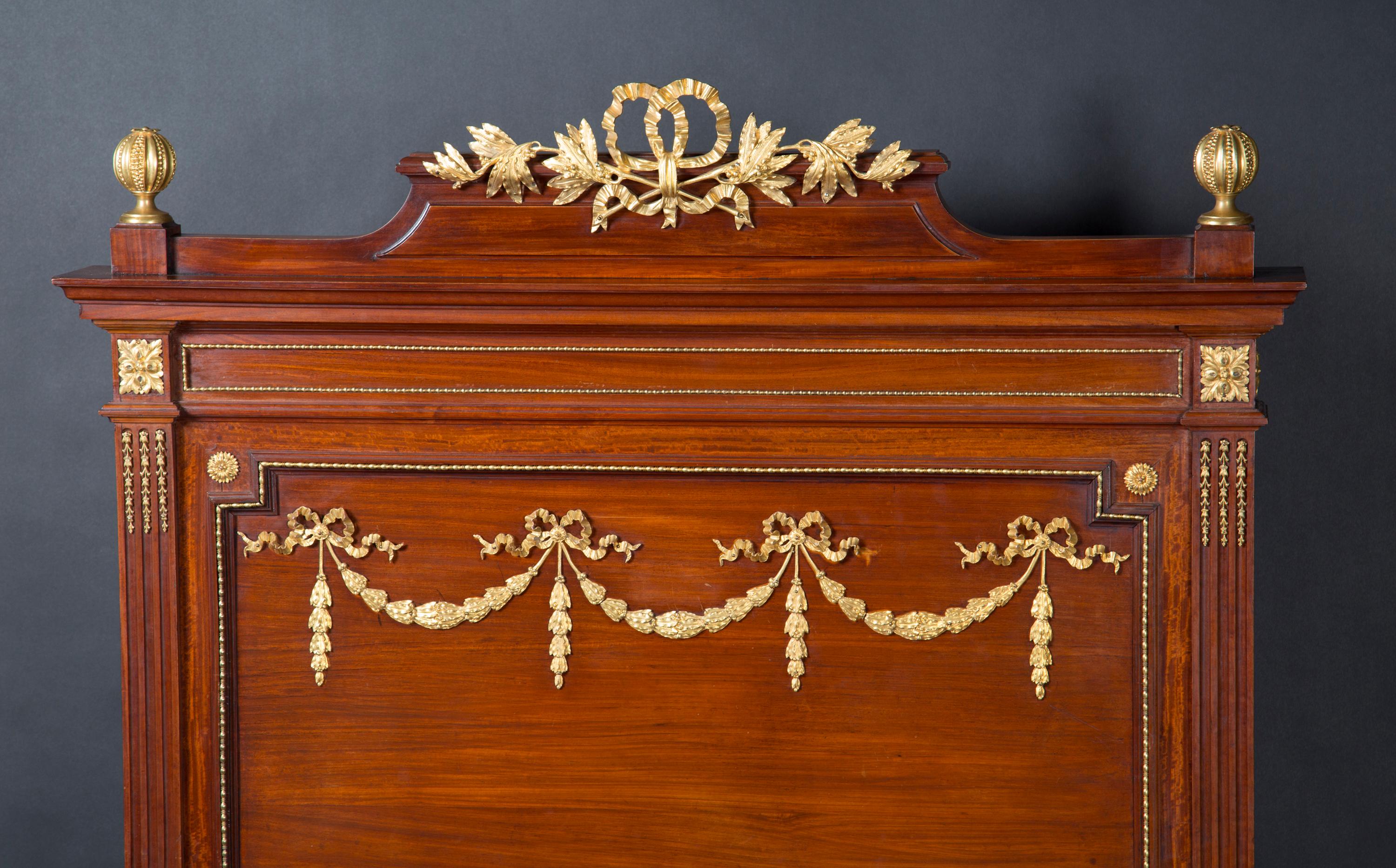Coppia di letti gemelli in noce Luigi XVI del XIX secolo con supporti in bronzo D'Ore In condizioni buone in vendita a New Orleans, LA
