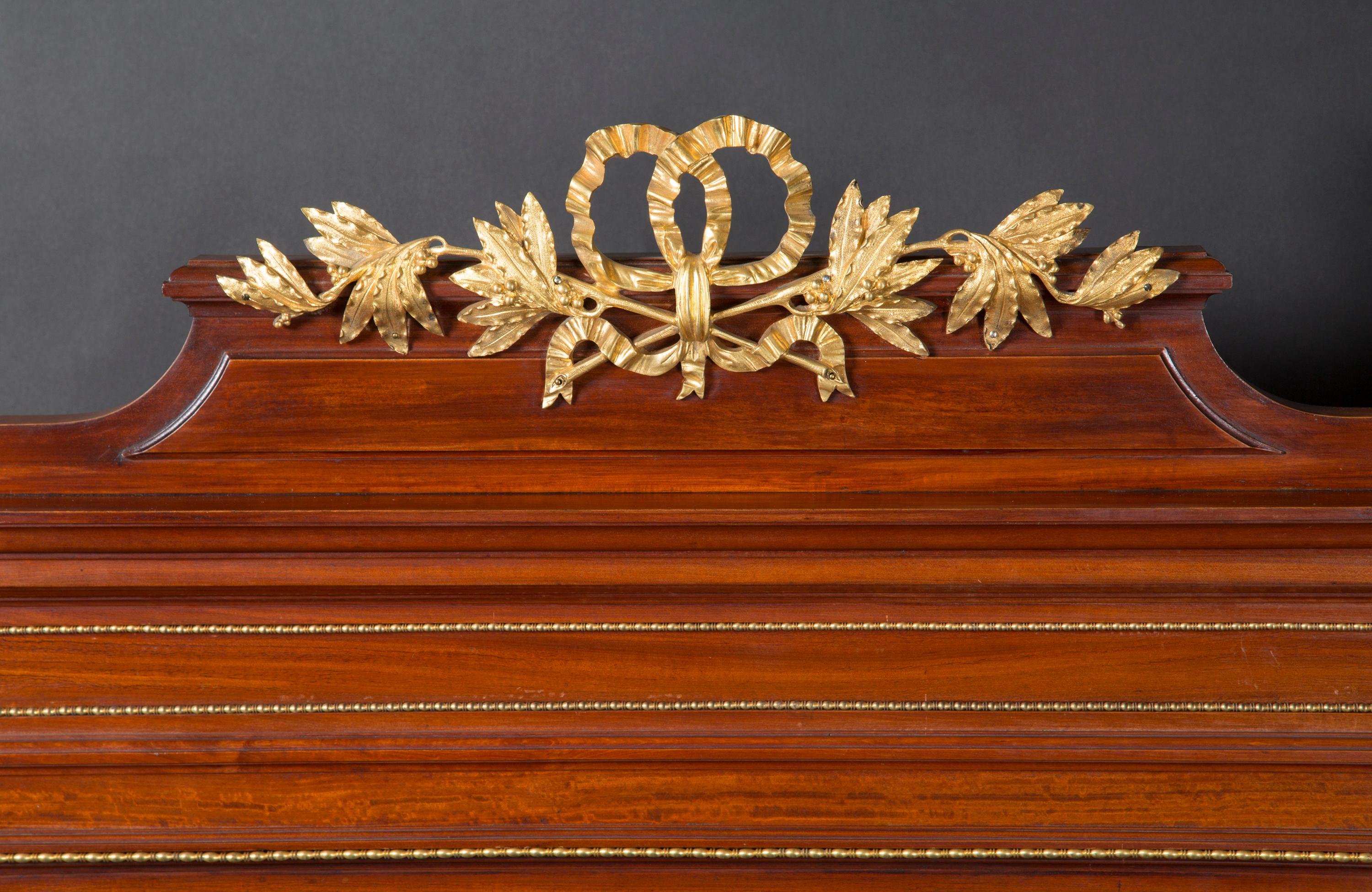 Coppia di letti gemelli in noce Luigi XVI del XIX secolo con supporti in bronzo D'Ore in vendita 2