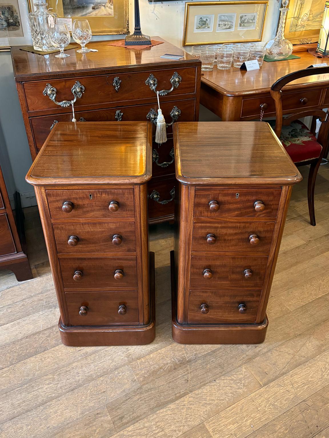 Paire de tables de chevet en acajou du 19ème siècle avec quatre tiroirs ajustés et des poignées tournées sur un socle x2.

Circa : 1860

Dimensions :
Hauteur :  29 pouces - 74 cm
Largeur : 14,5 pouces - 37 cm
Profondeur :  17.75 pouces - 45