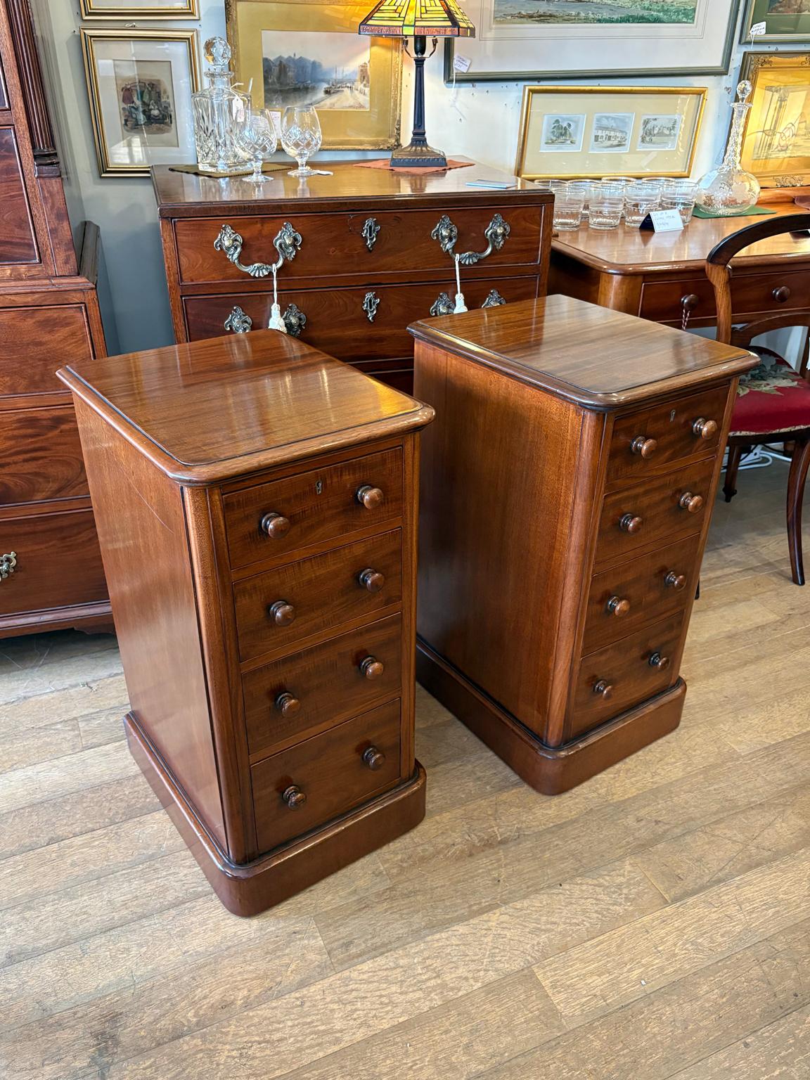 Victorien Paire de tables de chevet en acajou du XIXe siècle en vente