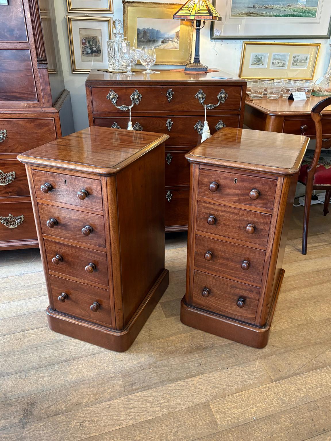 Britannique Paire de tables de chevet en acajou du XIXe siècle en vente