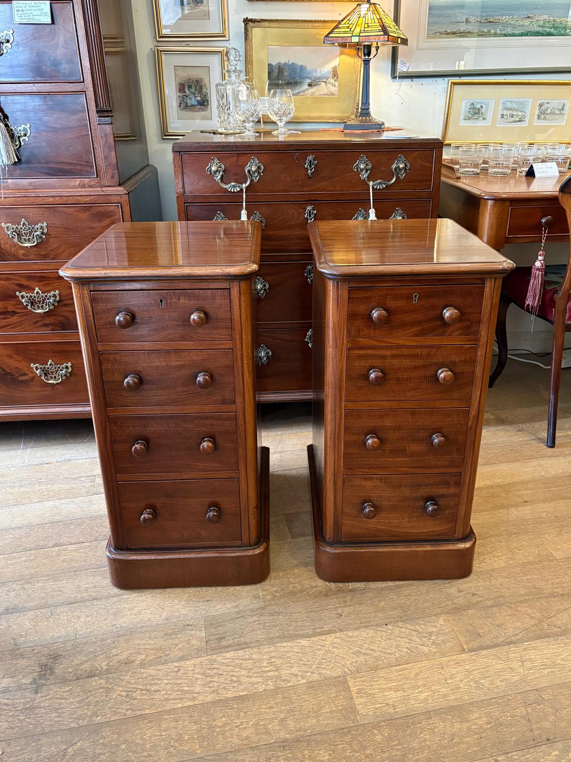 Fait main Paire de tables de chevet en acajou du XIXe siècle en vente