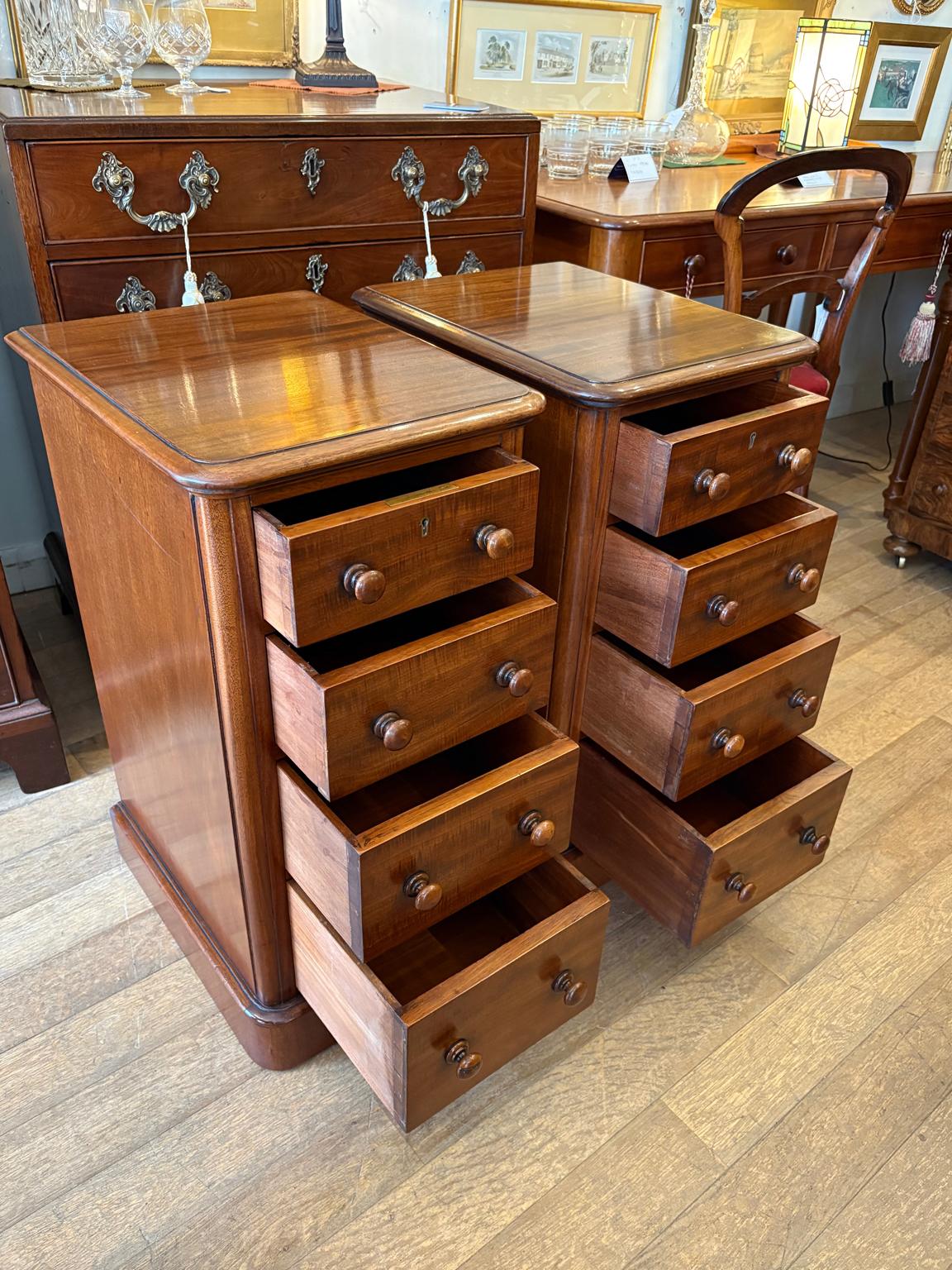 Paire de tables de chevet en acajou du XIXe siècle Bon état - En vente à Richmond, Surrey