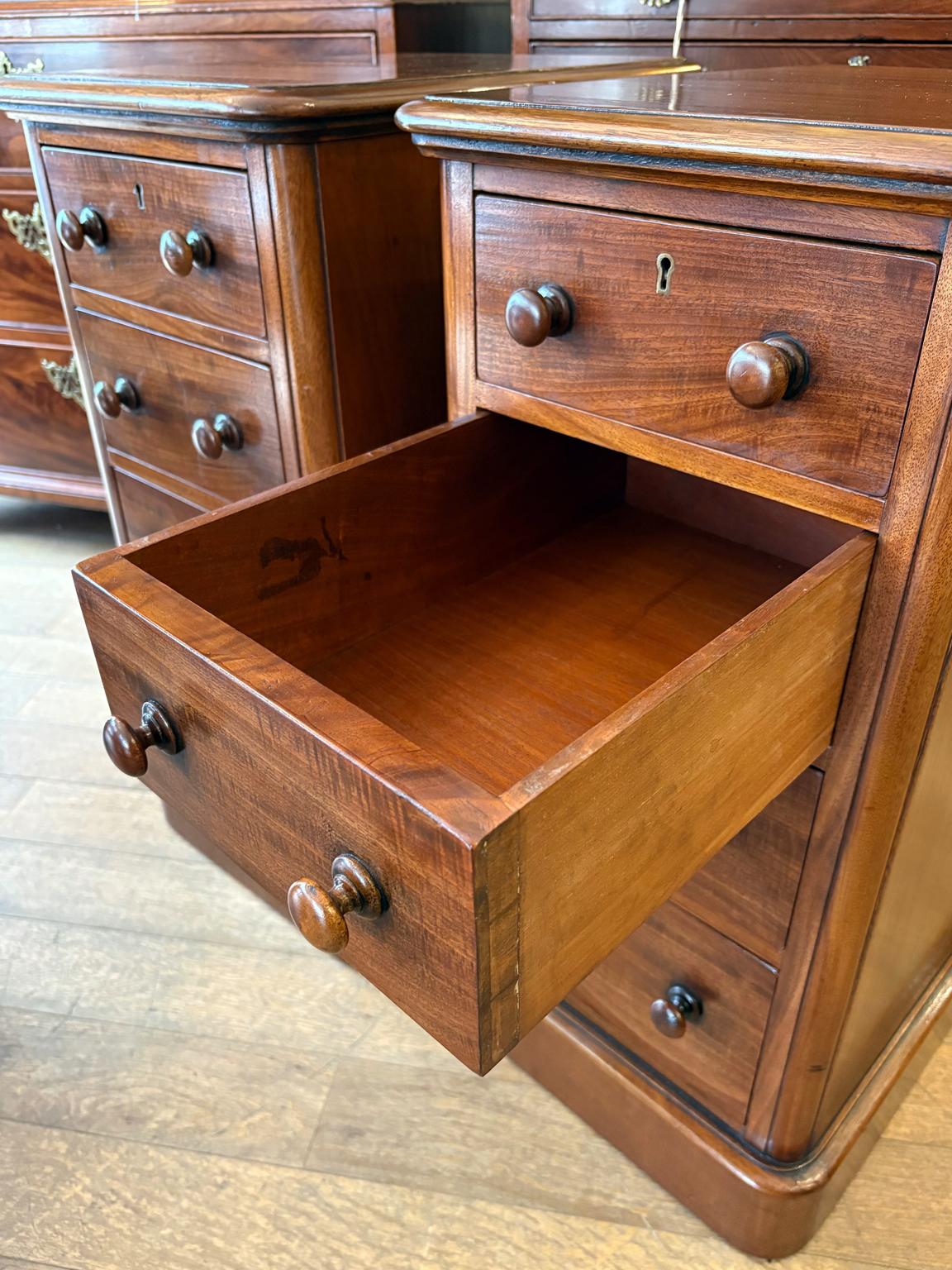 Acajou Paire de tables de chevet en acajou du XIXe siècle en vente