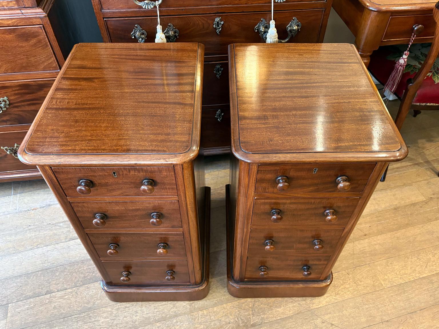 Paire de tables de chevet en acajou du XIXe siècle en vente 1