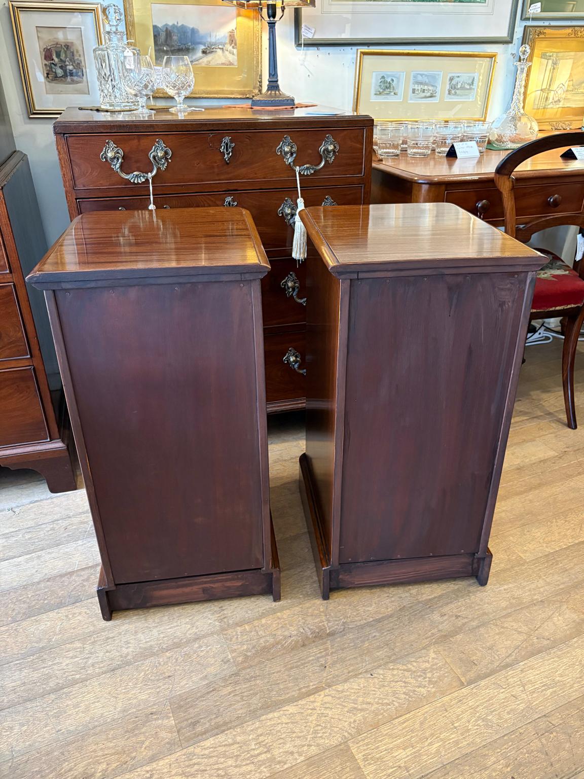 Paire de tables de chevet en acajou du XIXe siècle en vente 2