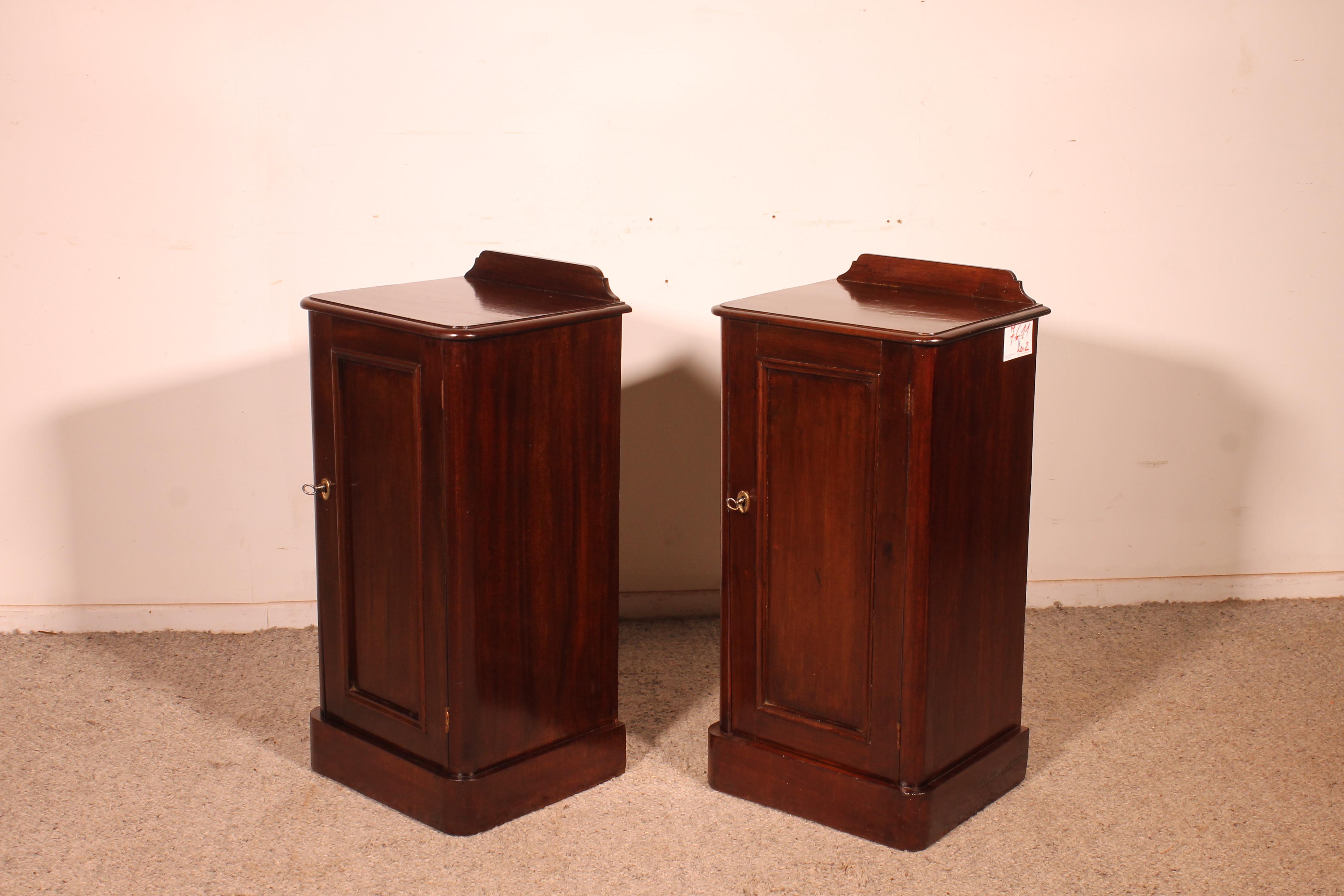 Paire de tables de chevet ou de tables d'appoint en acajou du XIXe siècle en vente 4