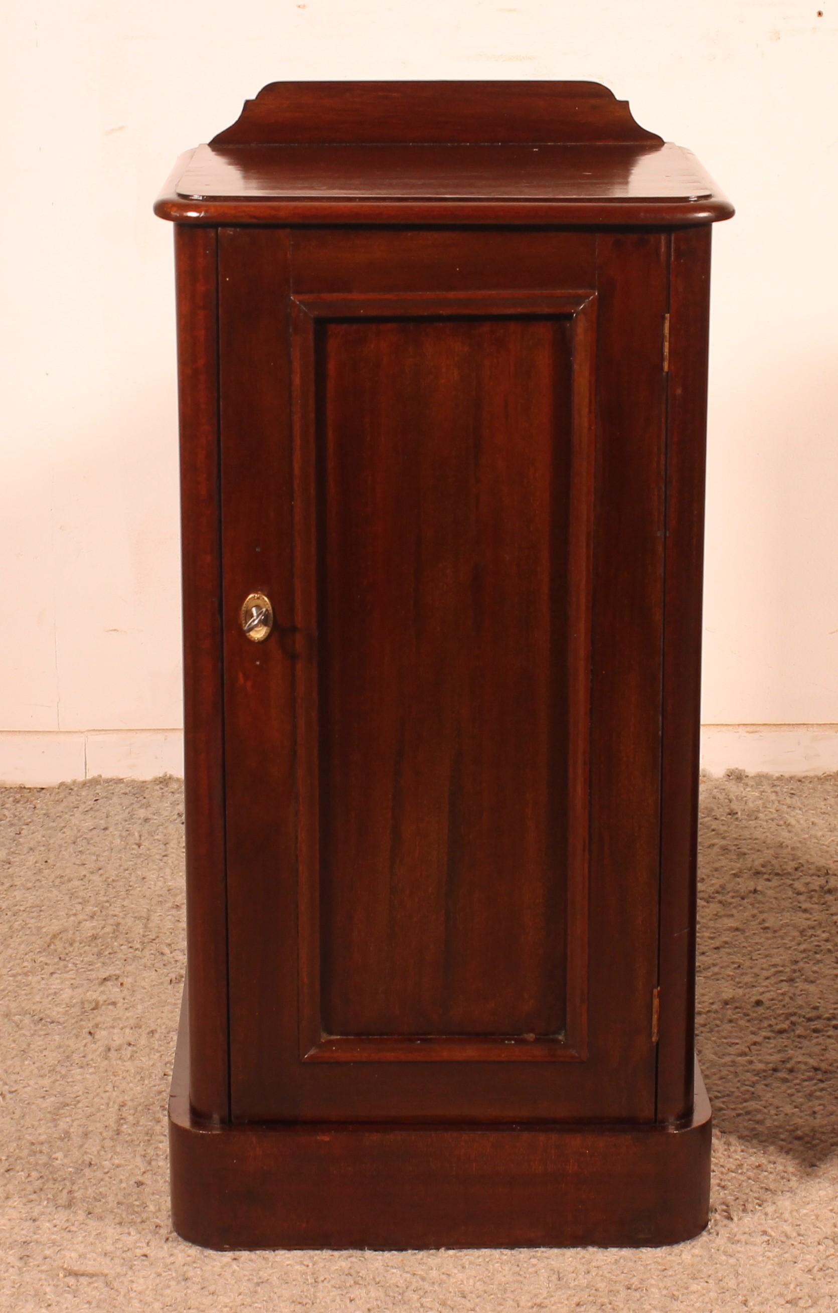 une belle et rare paire de tables de chevet en acajou du 19ème siècle provenant d'Angleterre.
Une belle paire, chacune avec une porte et une clé en état de marche.
Un petit modèle peu courant, facile à placer.
Superbe patine et très bon état.
Ces