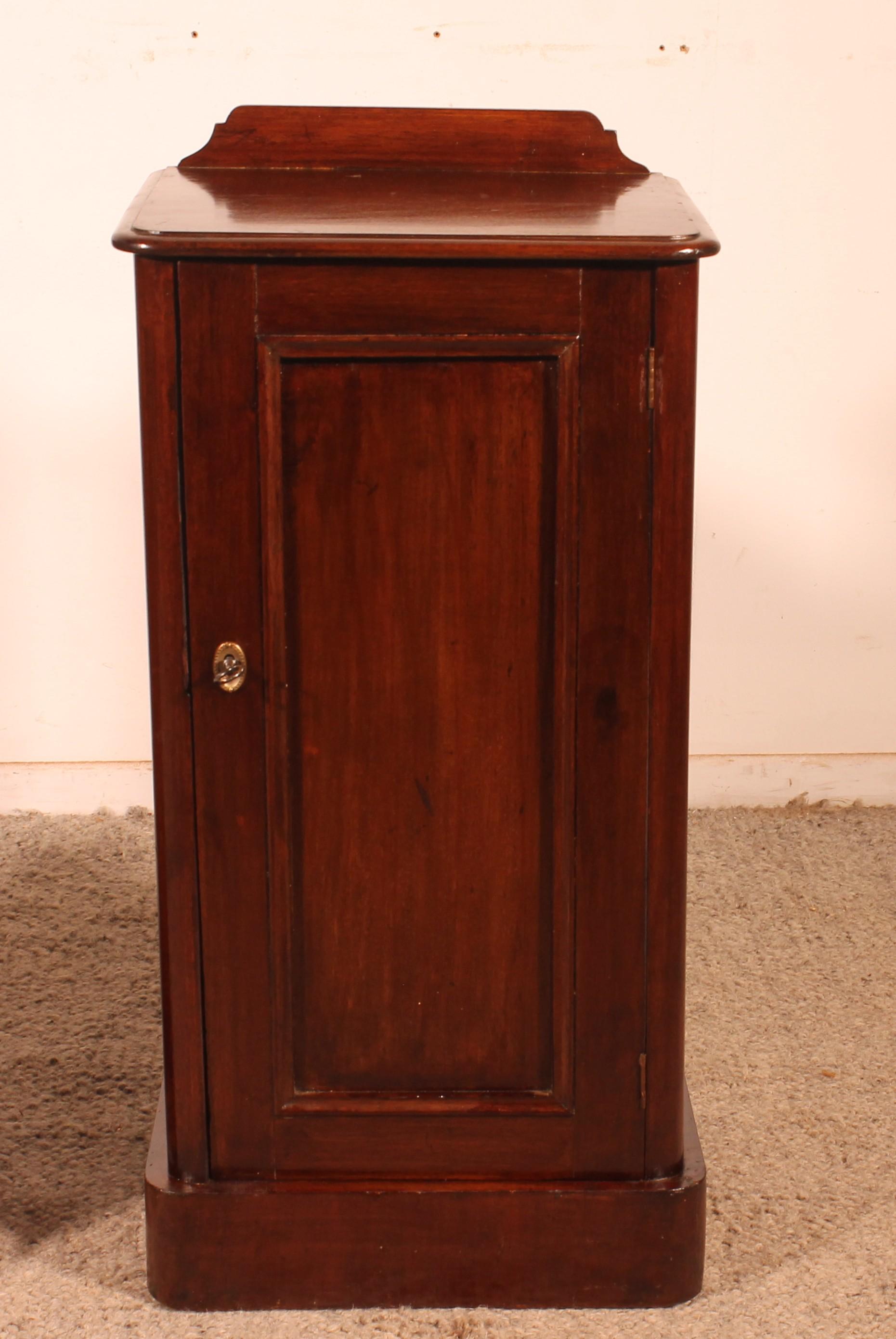 Victorien Paire de tables de chevet ou de tables d'appoint en acajou du XIXe siècle en vente