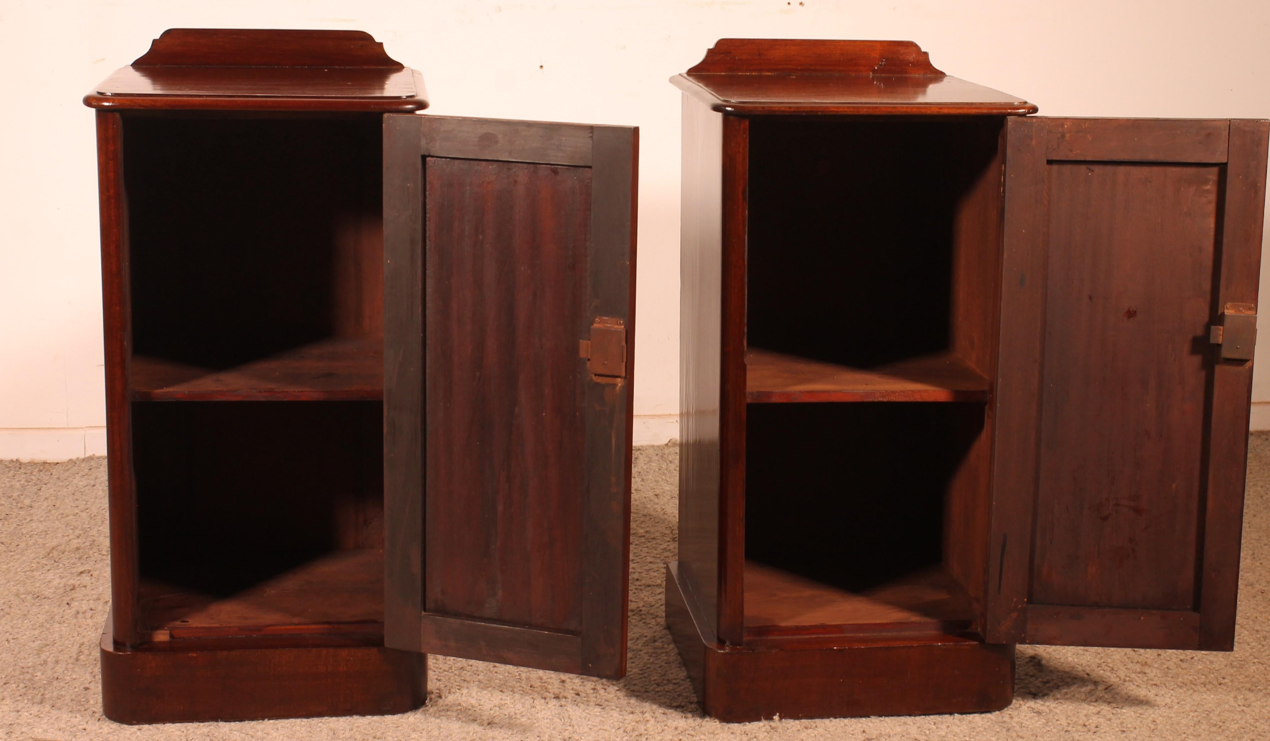 Britannique Paire de tables de chevet ou de tables d'appoint en acajou du XIXe siècle en vente