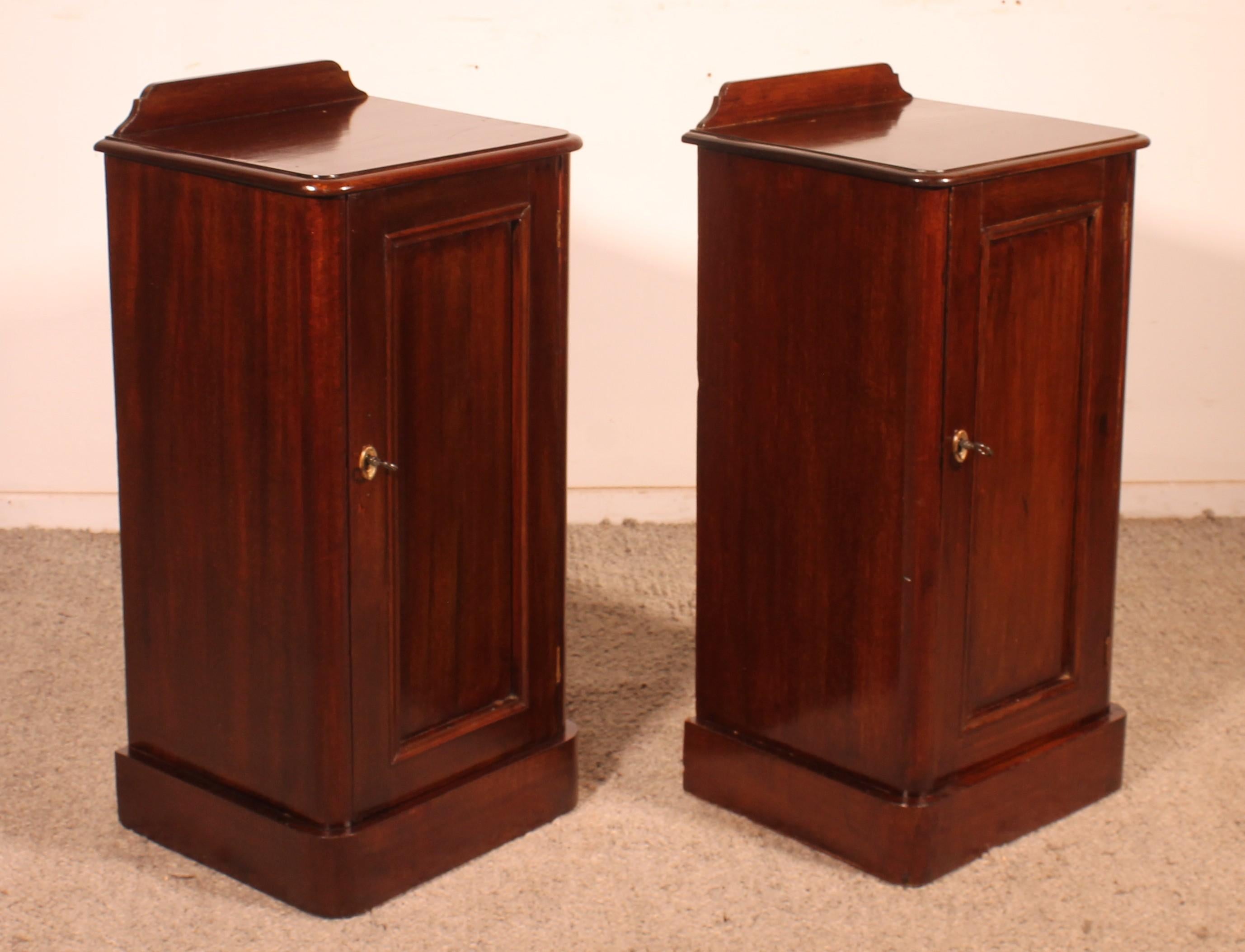 Acajou Paire de tables de chevet ou de tables d'appoint en acajou du XIXe siècle en vente