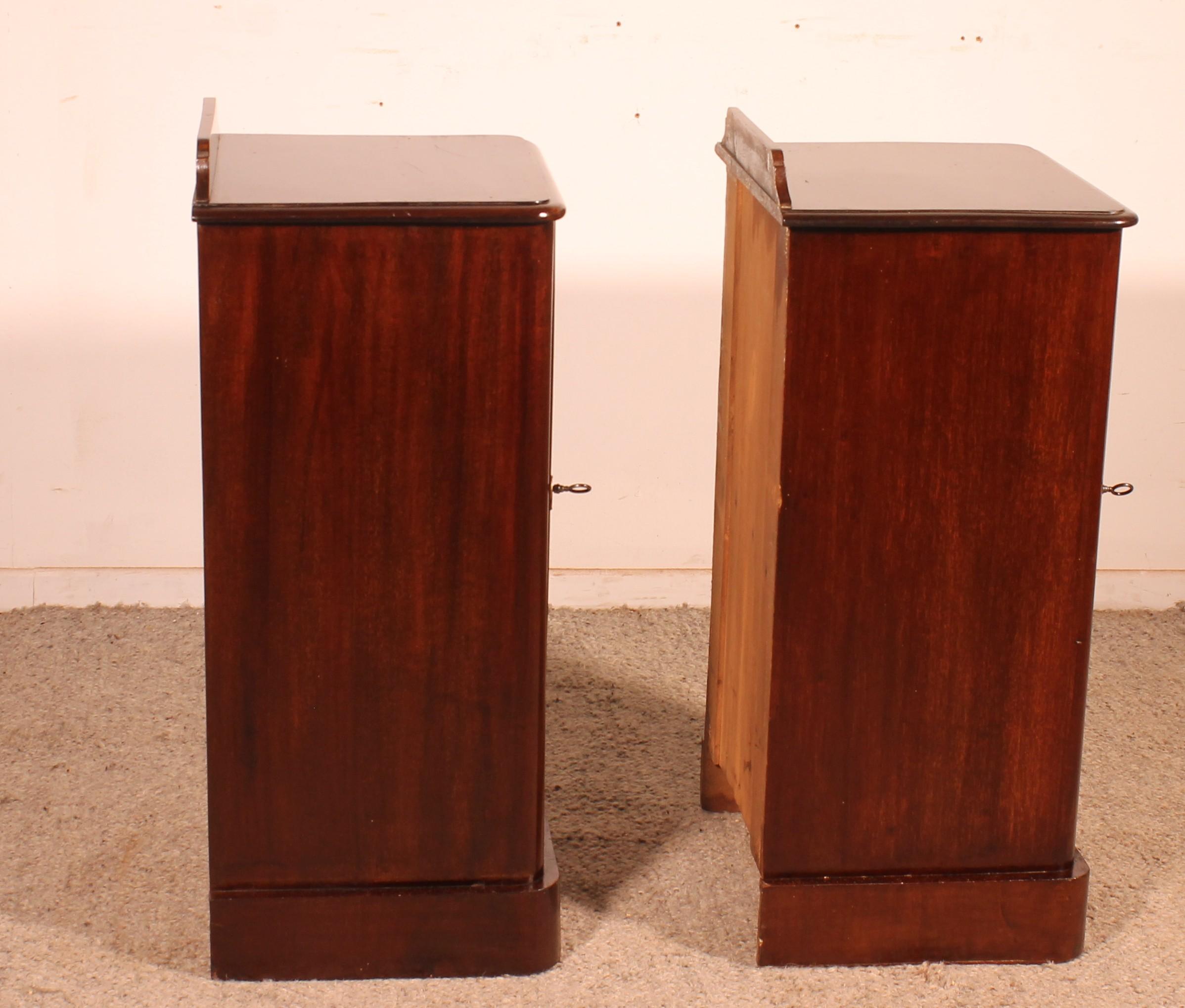 Paire de tables de chevet ou de tables d'appoint en acajou du XIXe siècle en vente 1