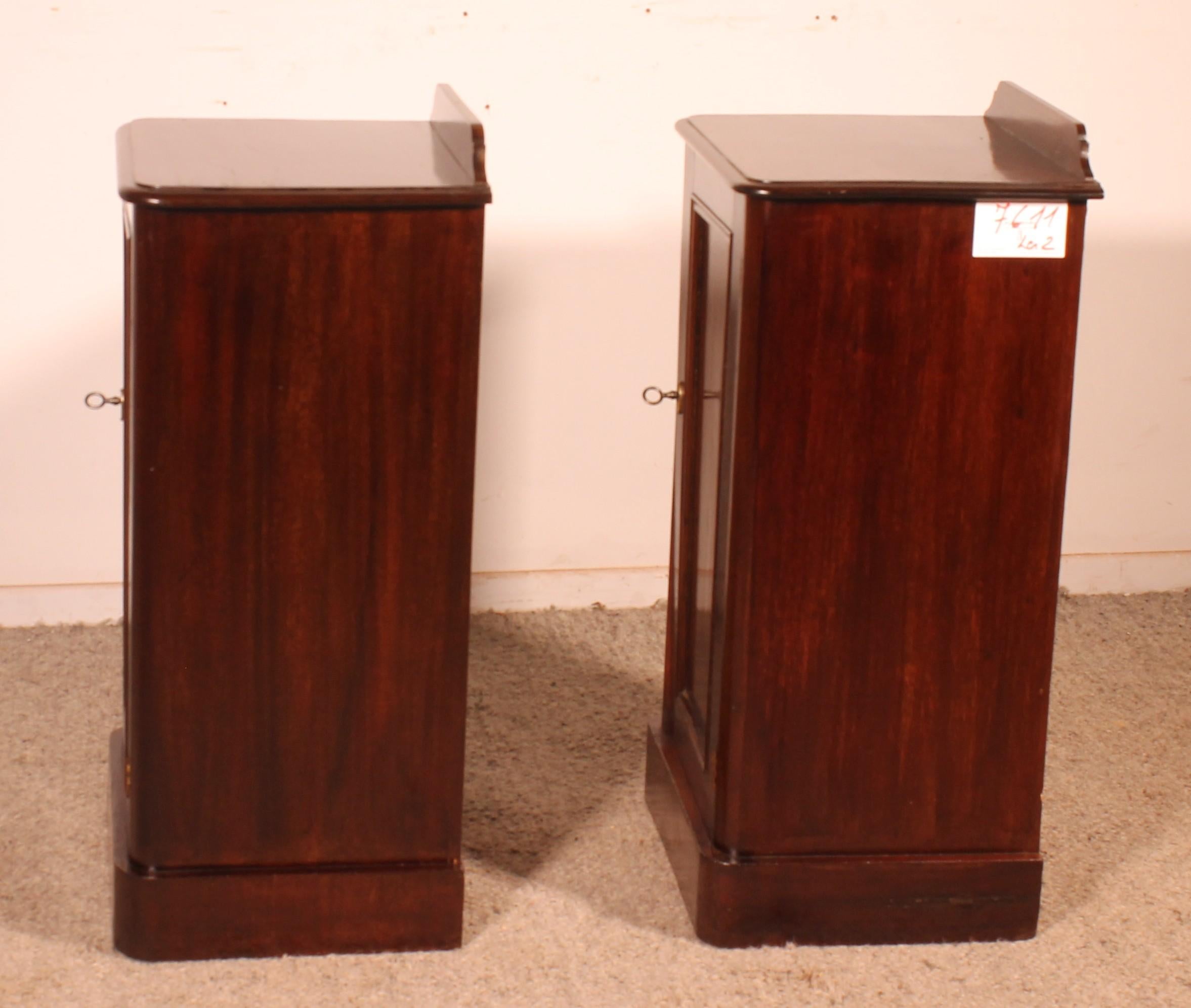 Paire de tables de chevet ou de tables d'appoint en acajou du XIXe siècle en vente 3