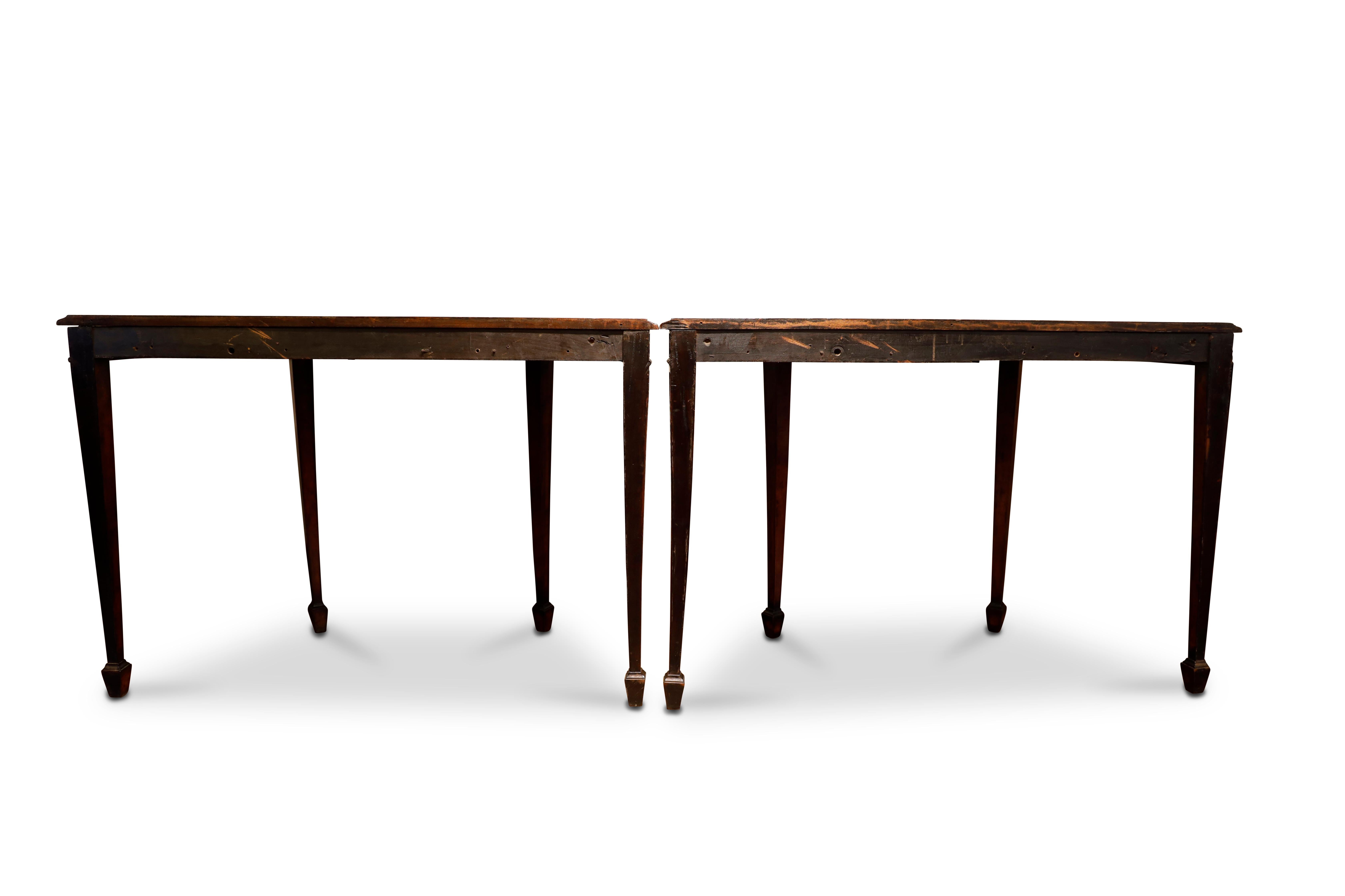Paire de tables Demilune en acajou du 19ème siècle en vente 7