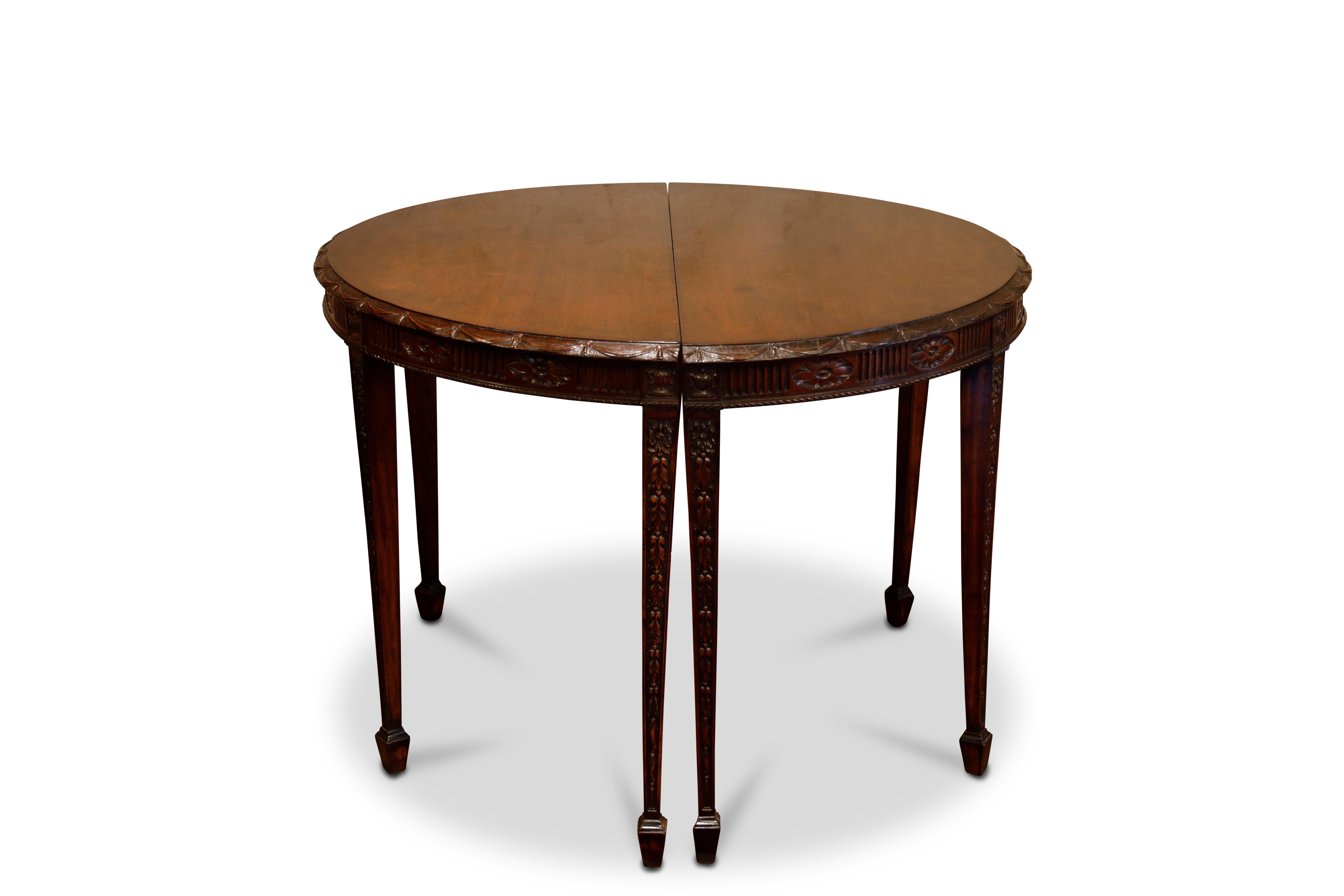 Sculpté Paire de tables Demilune en acajou du 19ème siècle en vente