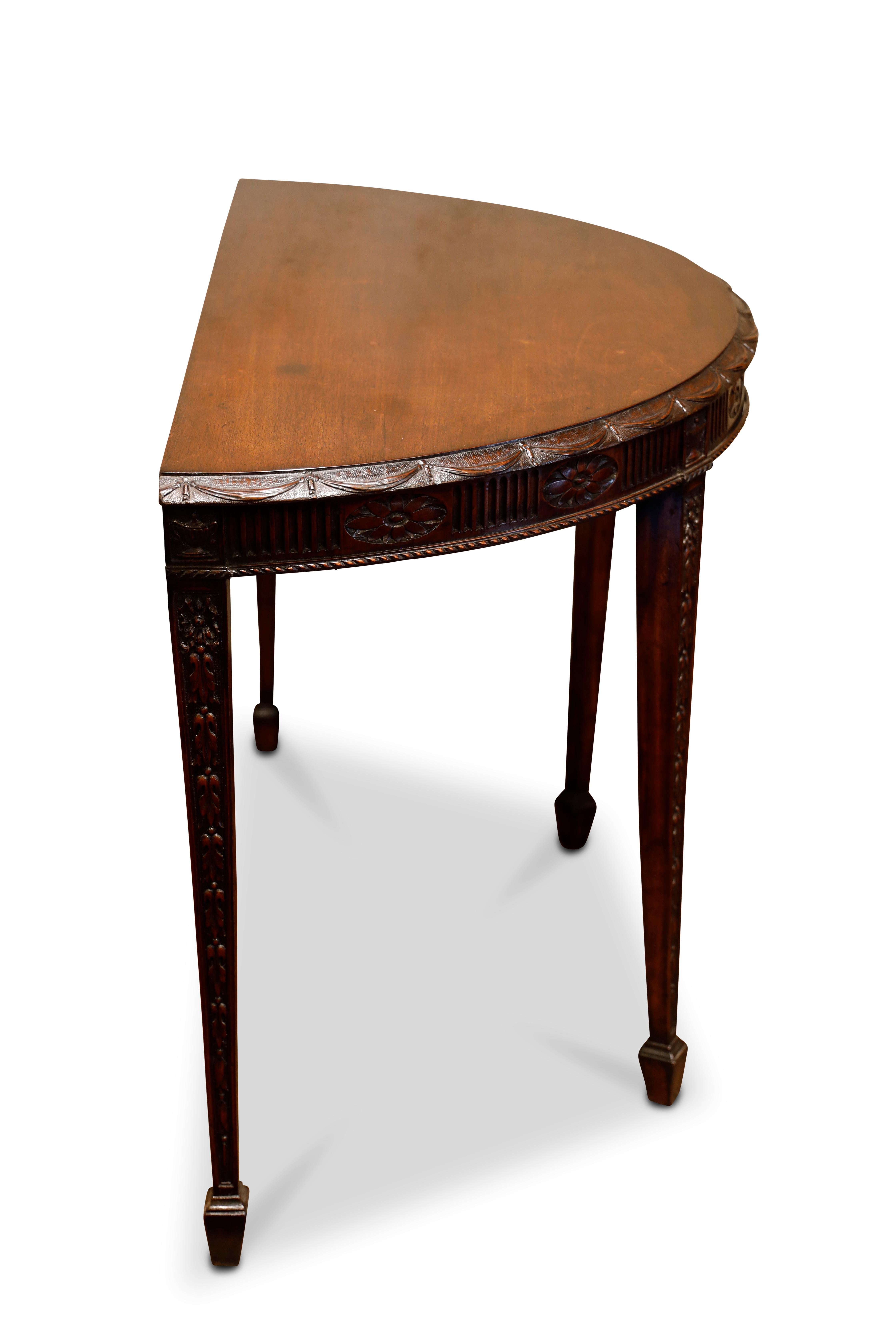 Paire de tables Demilune en acajou du 19ème siècle en vente 1