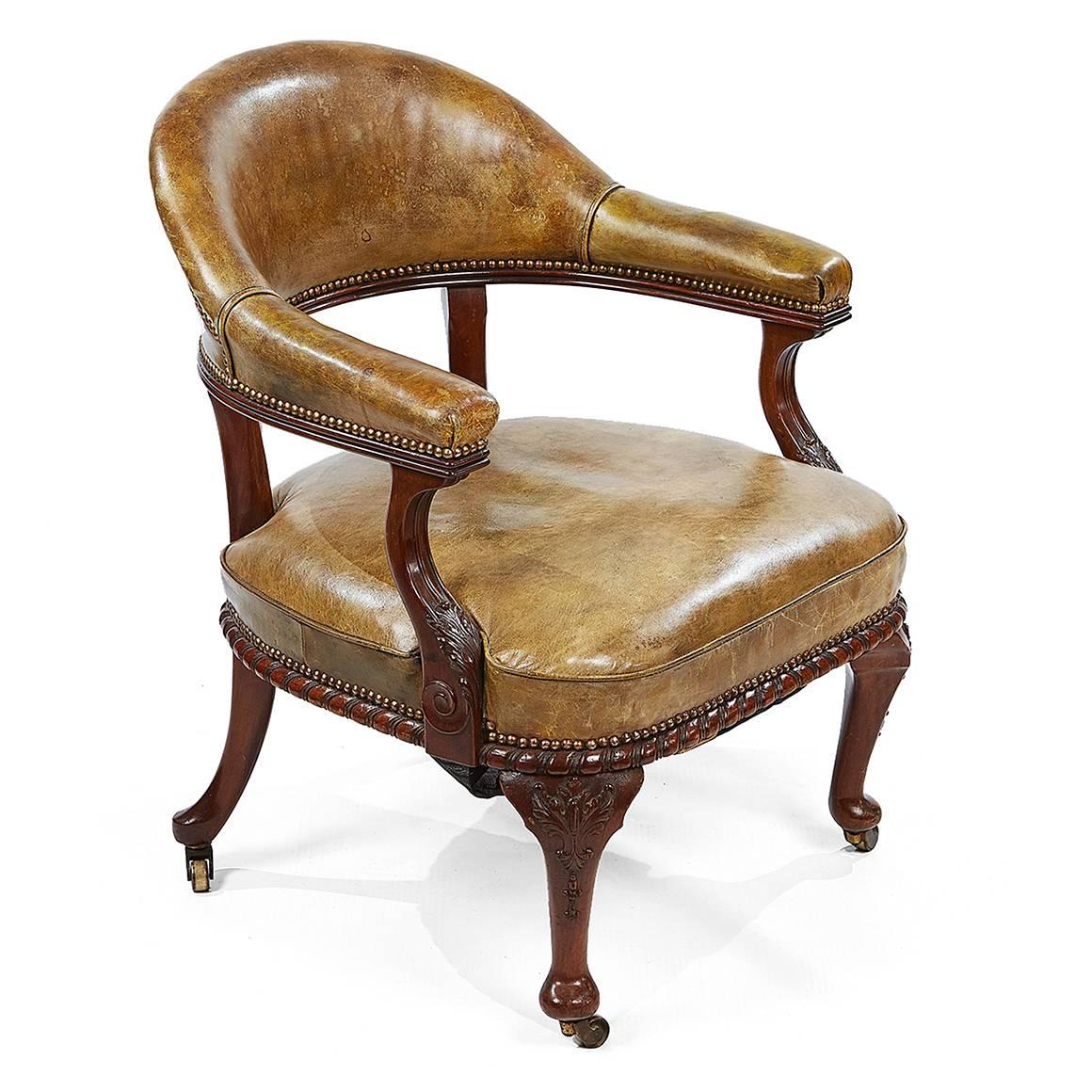Ein Paar viktorianischer Mahagoni-Schreibtischstühle des 19. Jahrhunderts von Morrison & Co aus Edinburgh, jeweils mit grünem Leder bezogen, mit geschnitzten und geformten Rahmen auf Messingrollen. Beide Stühle sind gestempelt und
