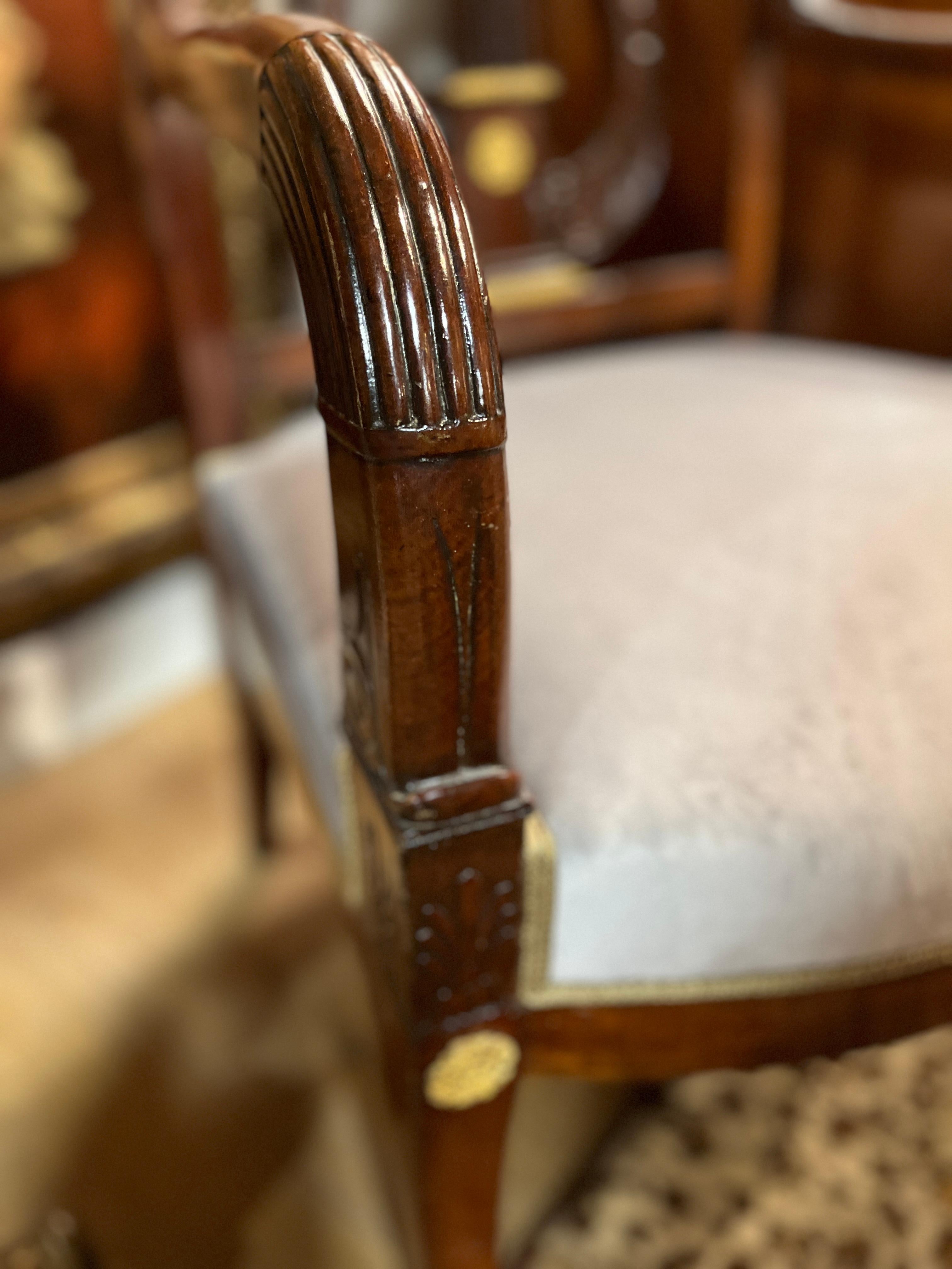 Français Paire de chaises de bibliothèque de style Régence française en acajou du 19ème siècle en vente