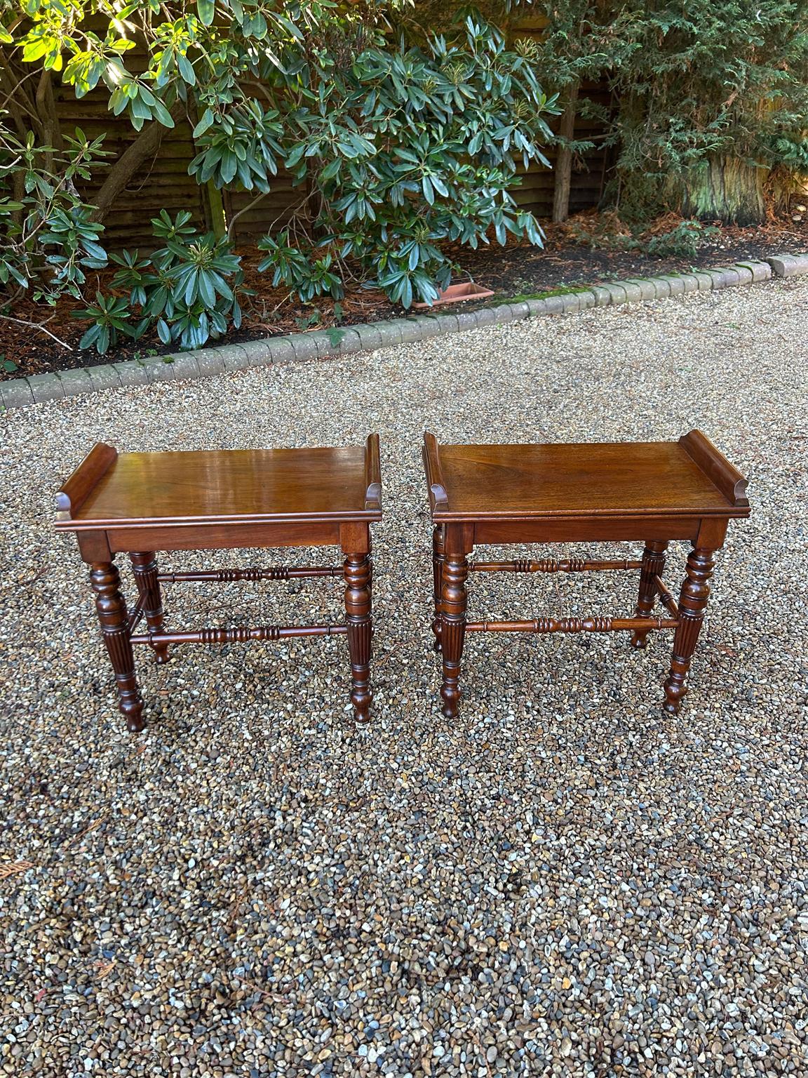 Paire de tabourets de salle / de fenêtre en acajou de très haute qualité, datant du 19e siècle, avec des pieds tournés et cannelés.

Circa : 1830

Dimensions :

Hauteur : 17,5 pouces - 45 cm
Largeur : 20 pouces - 51 cm
Profondeur : 11 pouces - 28