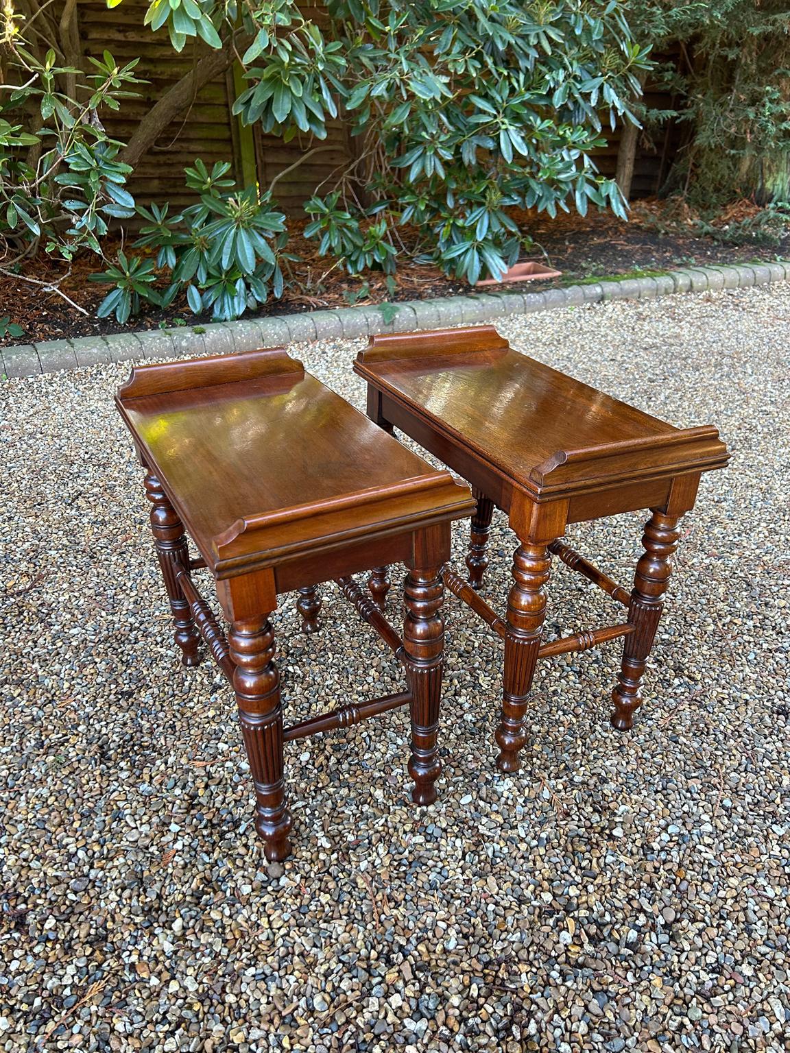 Regency Paire de tabourets d'entrée / de fenêtre en acajou du 19e siècle en vente