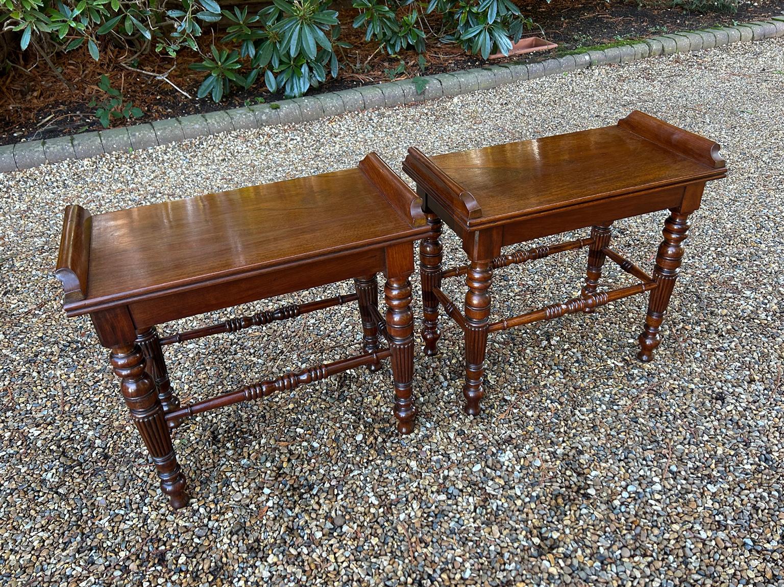 Britannique Paire de tabourets d'entrée / de fenêtre en acajou du 19e siècle en vente