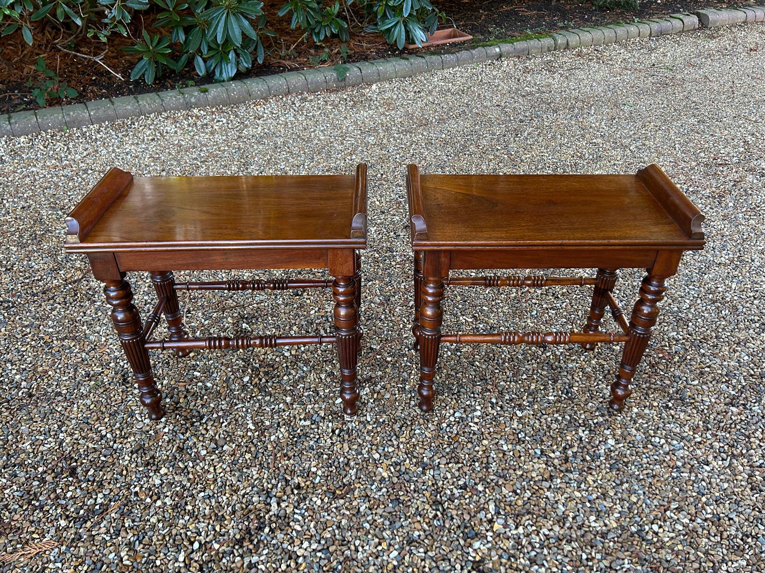 Fait main Paire de tabourets d'entrée / de fenêtre en acajou du 19e siècle en vente