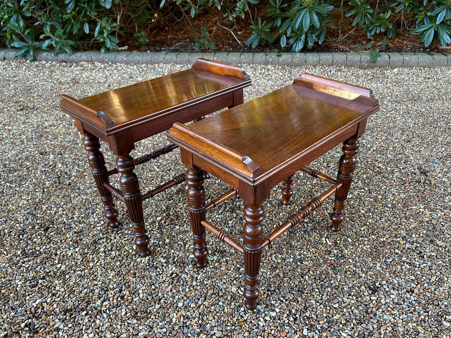 Paire de tabourets d'entrée / de fenêtre en acajou du 19e siècle Bon état - En vente à Richmond, Surrey