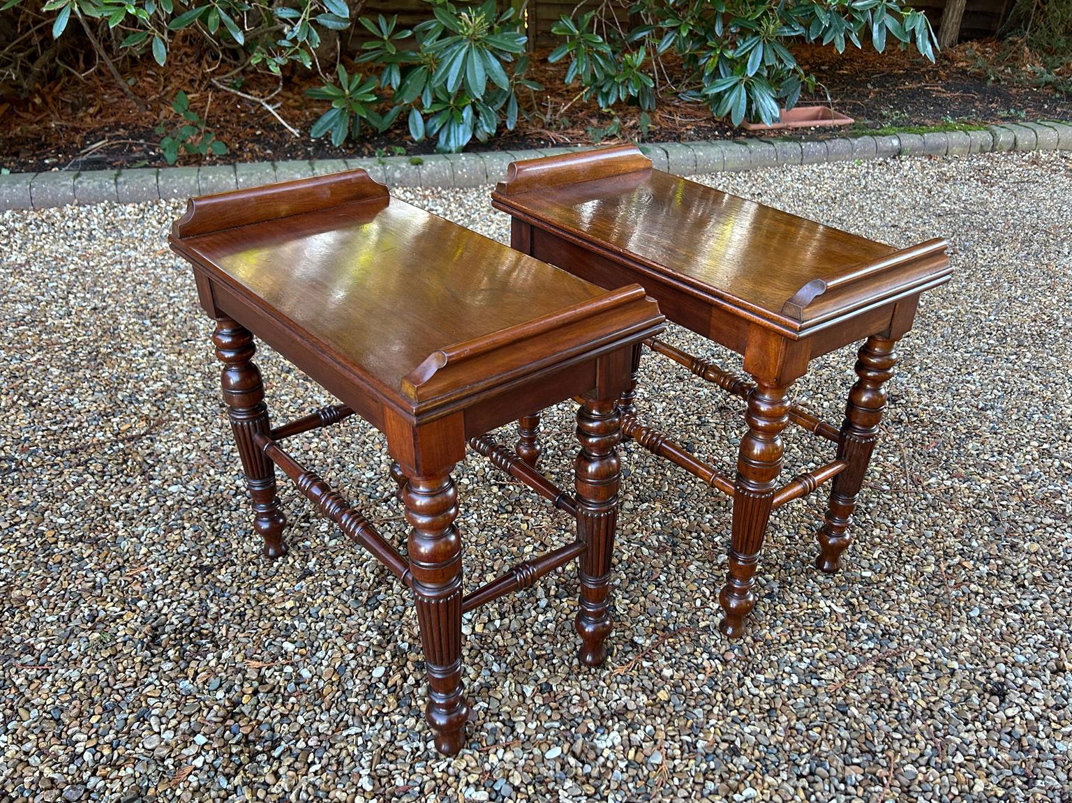 XIXe siècle Paire de tabourets d'entrée / de fenêtre en acajou du 19e siècle en vente