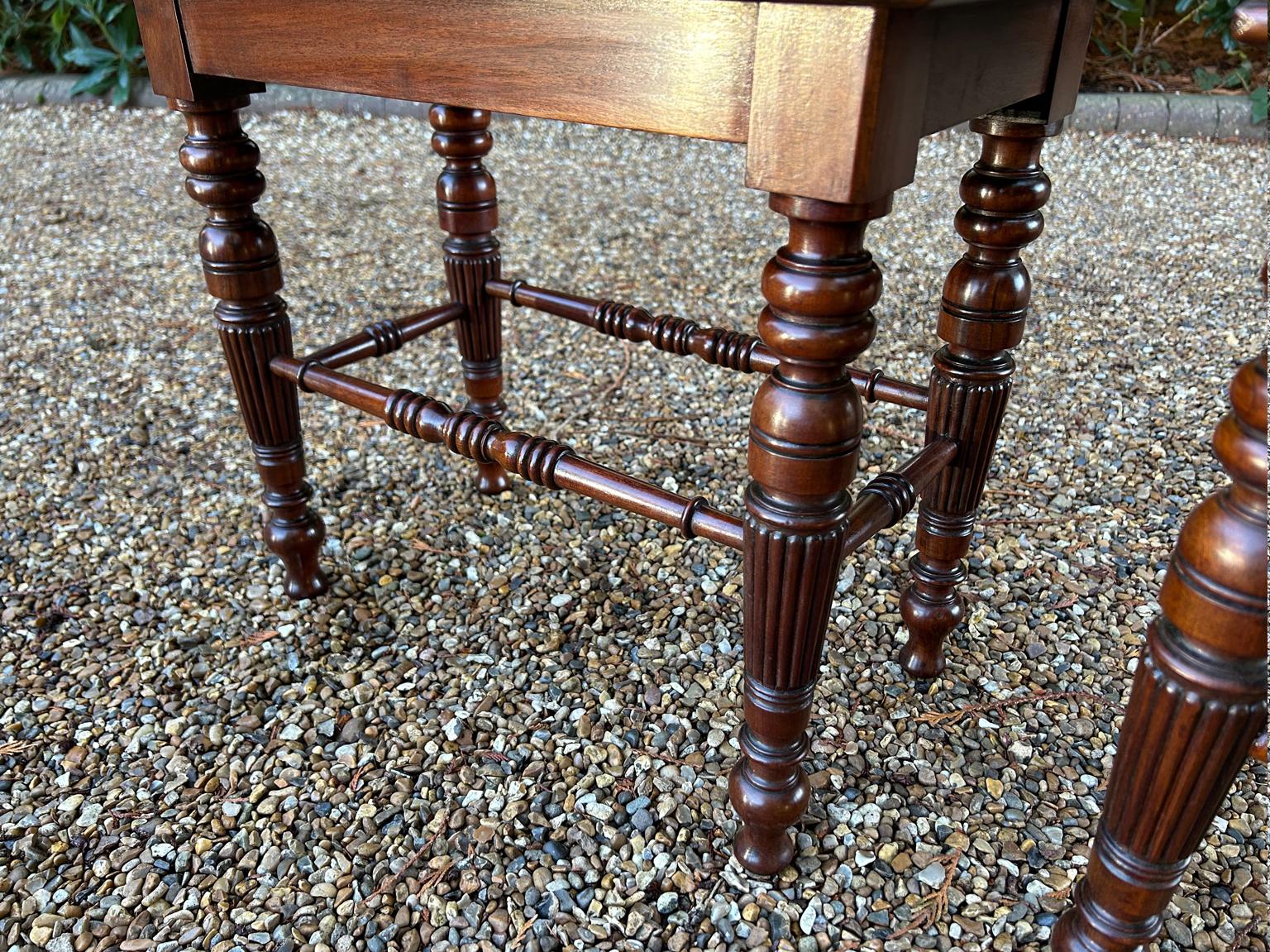 Acajou Paire de tabourets d'entrée / de fenêtre en acajou du 19e siècle en vente